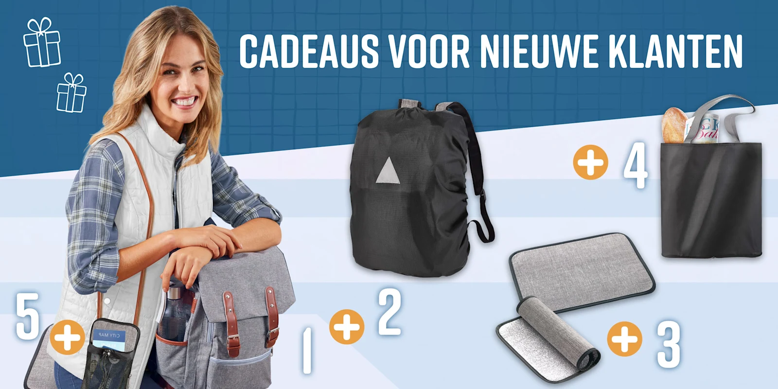 Een model met rugzak en grijze telefoonhoes, daarnaast nog meer geschenkartikelen: een zwarte regenhoes voor de rugzak, een zwarte opvouwbare tas en twee grijze matten. Een model met rugzak en grijze telefoonhoes, daarnaast nog meer geschenkartikelen: een zwarte regenhoes voor de rugzak, een zwarte opvouwbare tas en twee grijze matten.