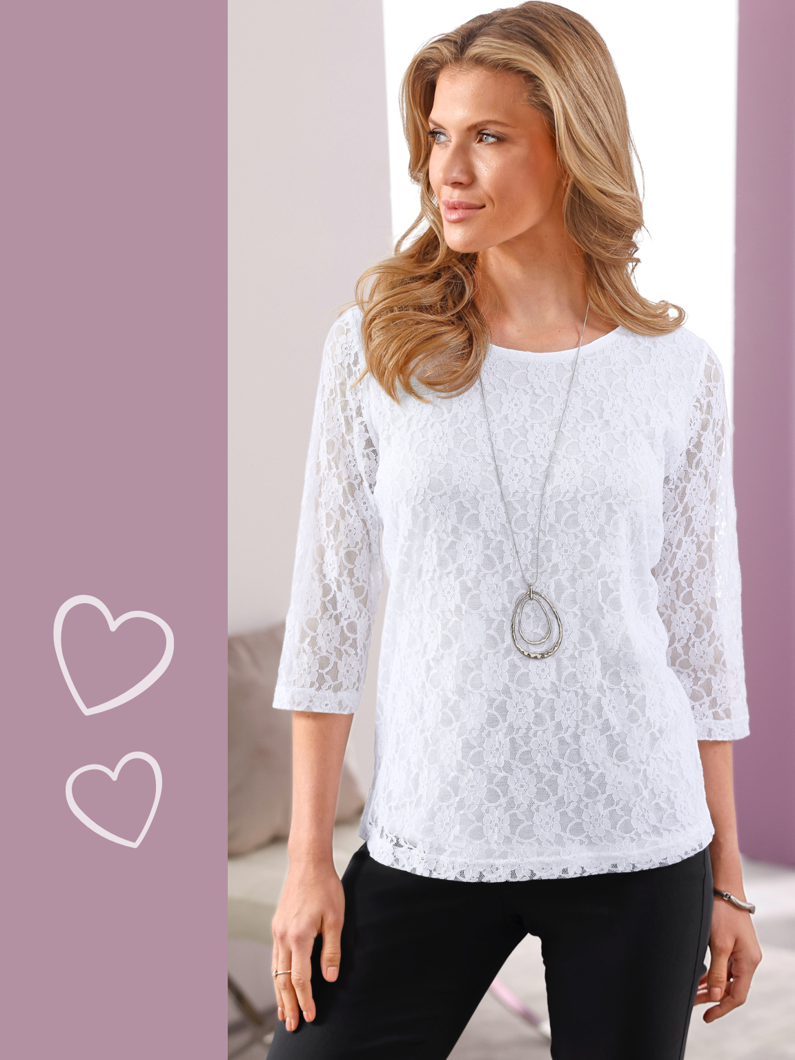 Frau in weissem Longshirt und schwarzer Jeans