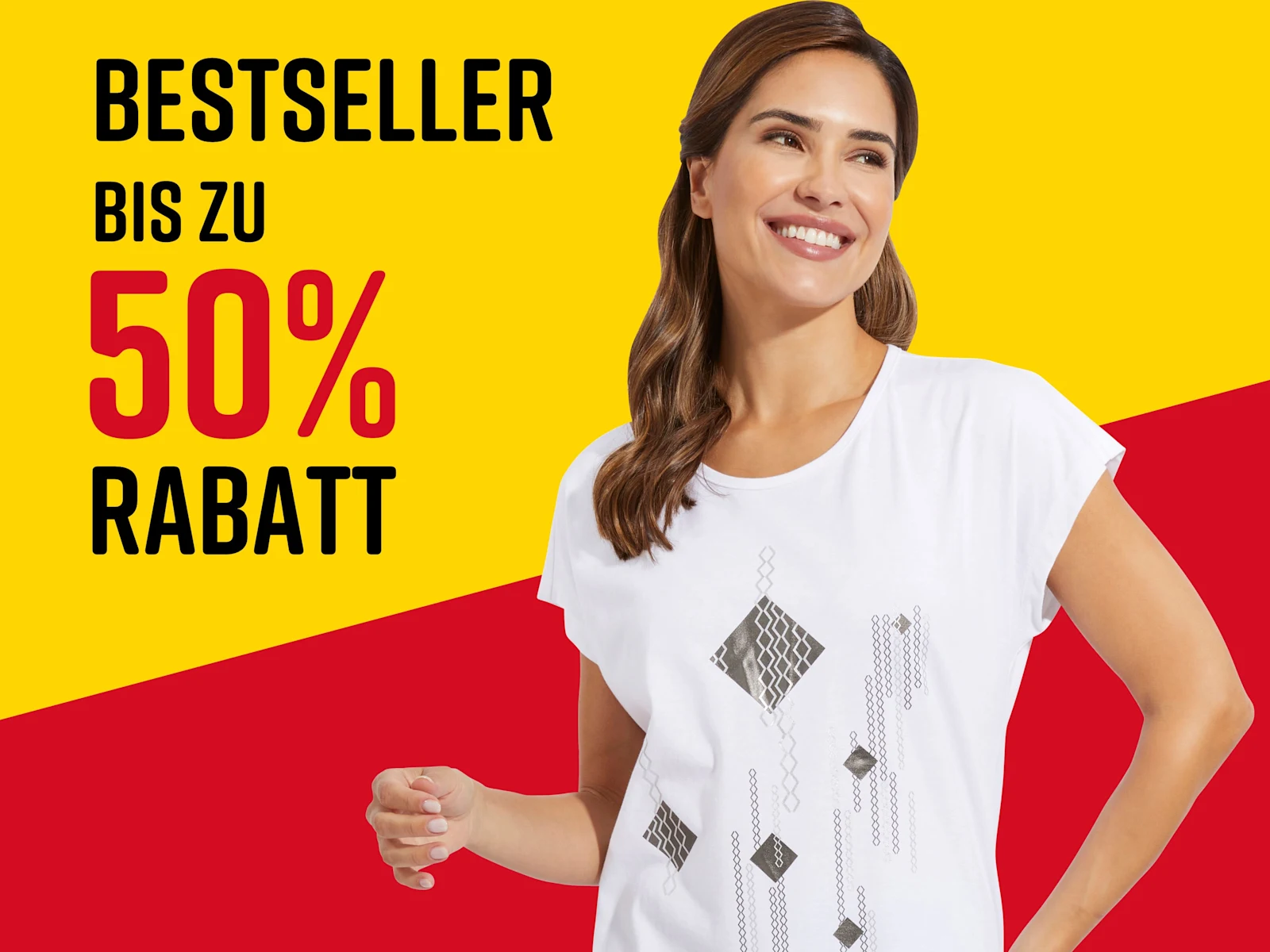 Text im Bild: Bestseller Bis zu 50% Rabatt. Ein Model trägt ein weißes T-Shirt mit geometrischem Muster vor gelb-rotem Hintergrund.
