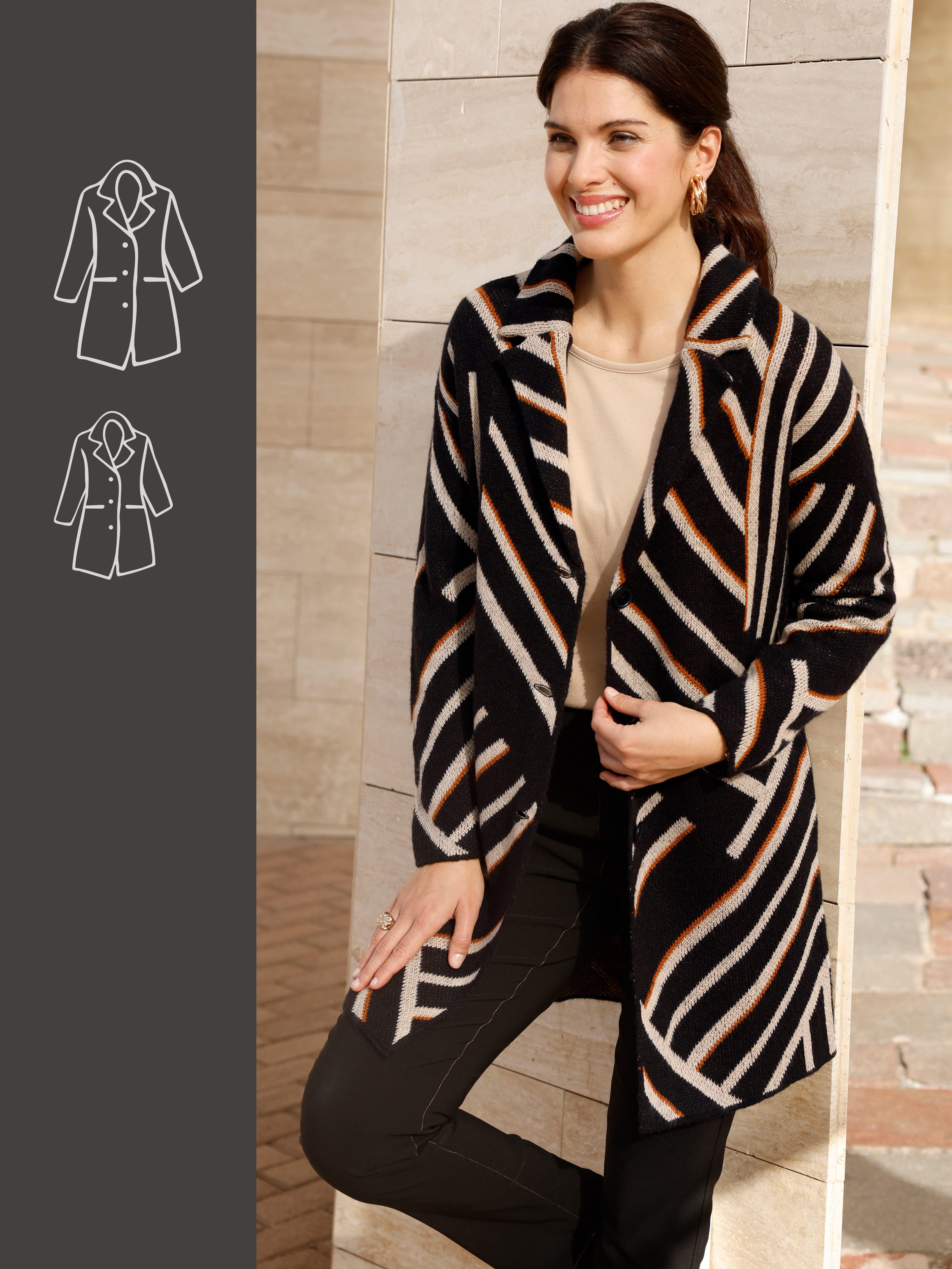 Ein Model trägt eine schwarz-weiß-rosa gestreifte, offene Strickjacke über einem hellen Oberteil und schwarze Hosen, steht vor hellem Hintergrund.