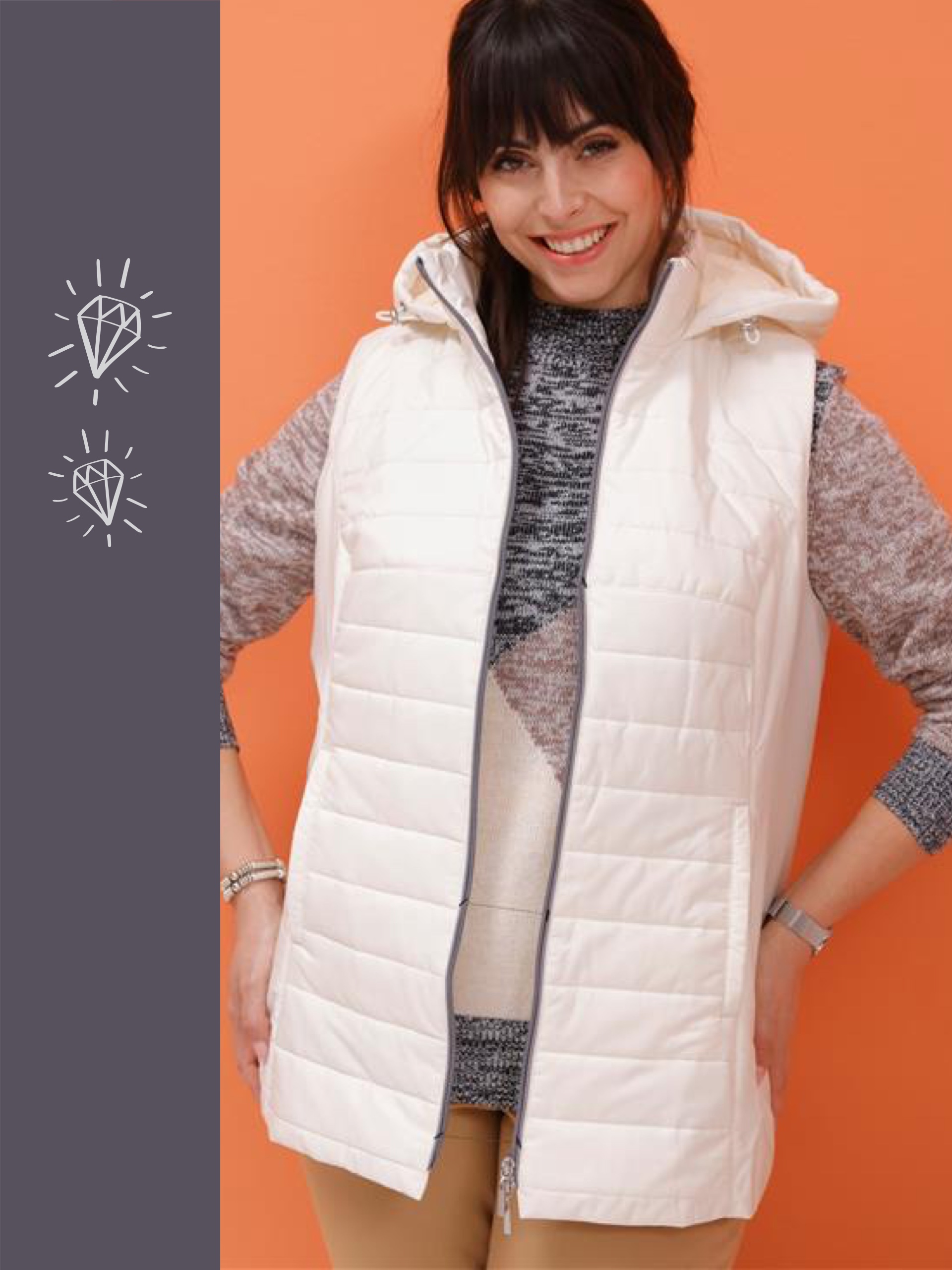 Ein Model trägt eine weiße Weste mit Kapuze und einem gemusterten Oberteil, vor einem orangefarbenen Hintergrund.
