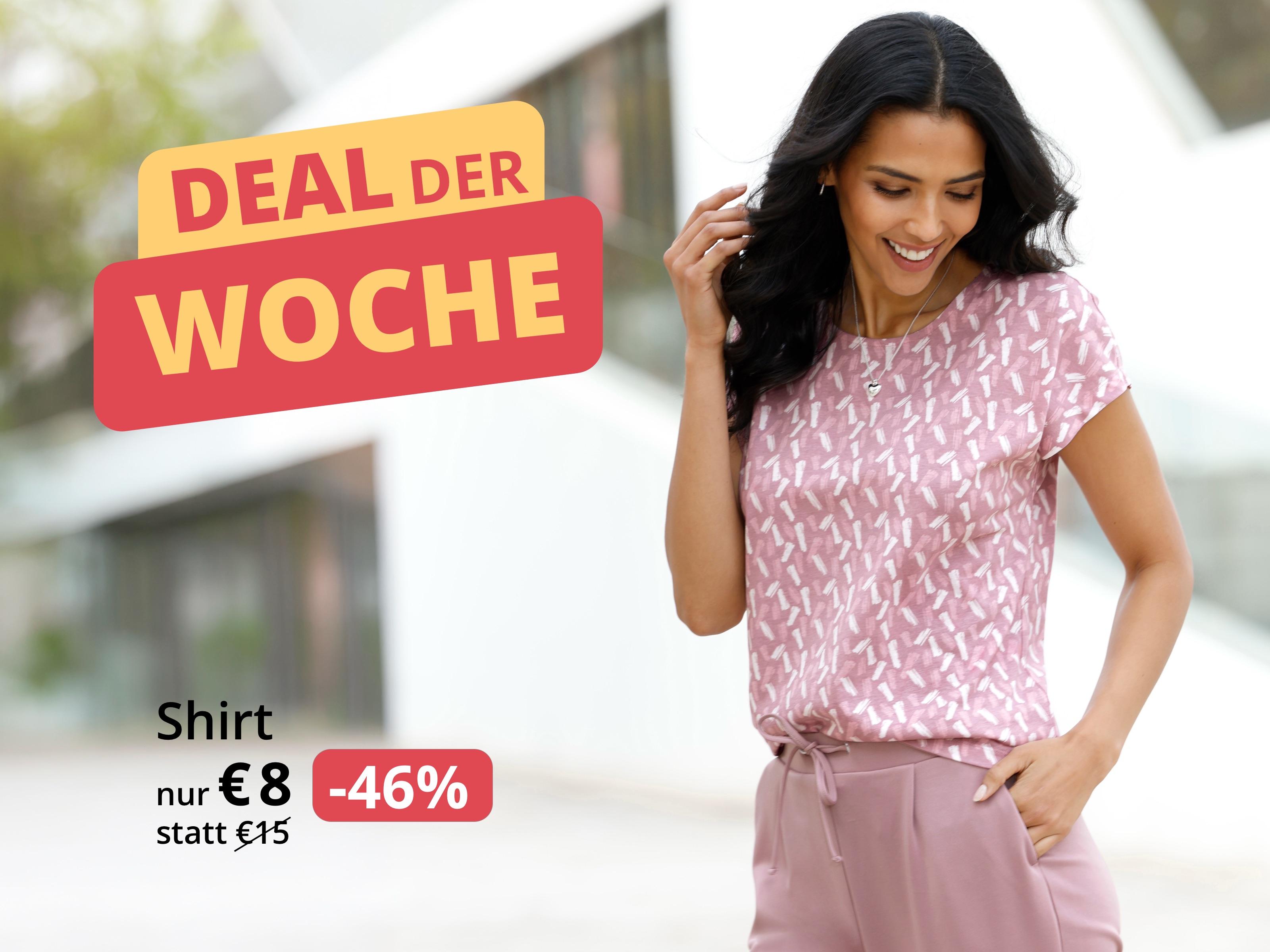 Ein Model trägt ein rosa gemustertes Kurzarmshirt und eine rosa Hose. Text: 'DEAL DER WOCHE', 'Shirt nur €8 statt €15 und '-46%'.