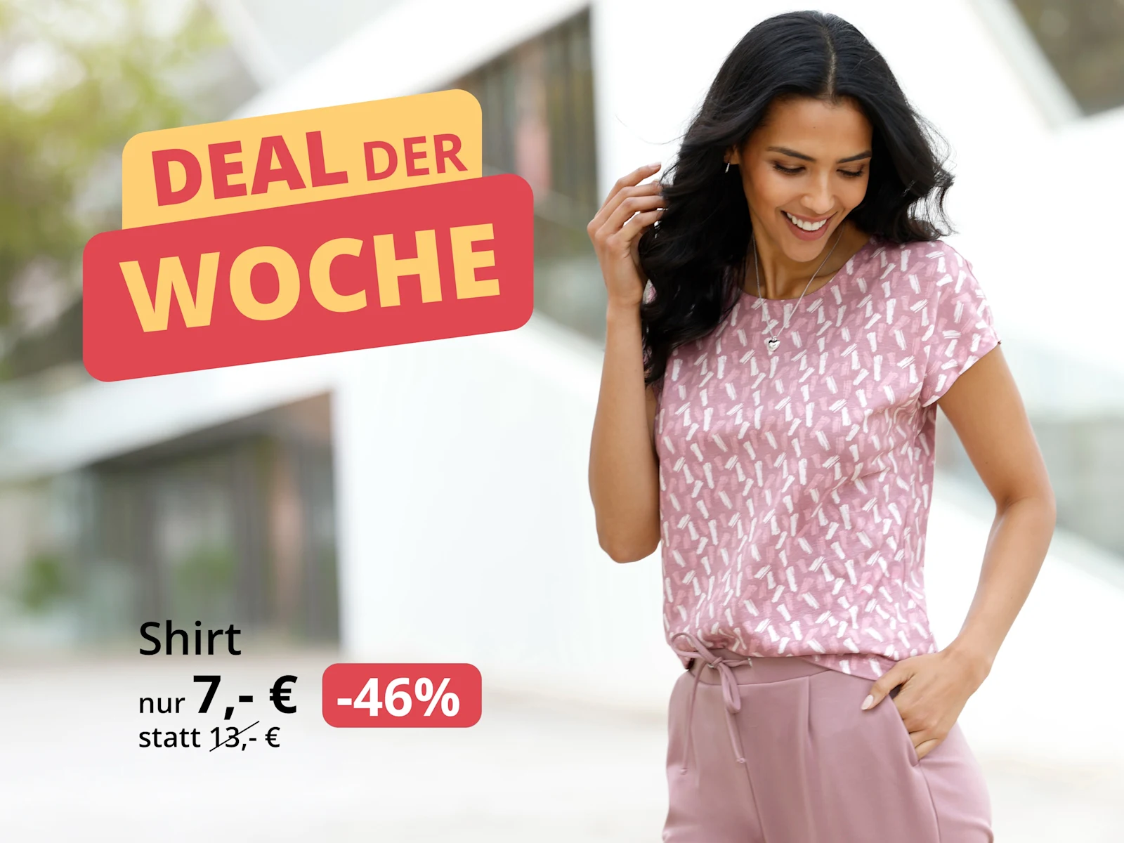 Ein Model trägt ein rosa gemustertes Kurzarmshirt und eine rosa Hose. Text: 'DEAL DER WOCHE', 'Shirt nur 7,- € statt 13,- €' und '-46%'.
