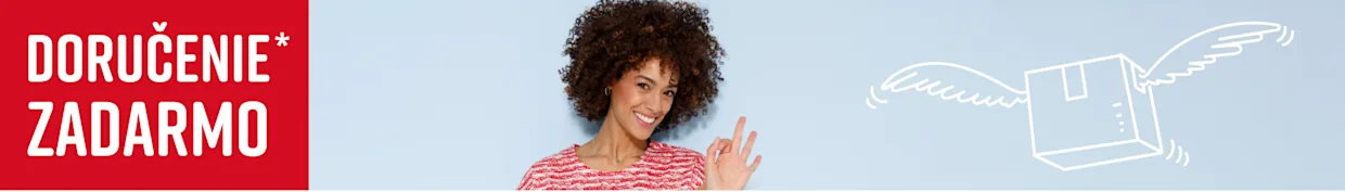 Modelka sa usmieva a ukazuje znak OK na svetlomodrom pozadí. Má na sebe červeno-biely top a strieborné šperky.