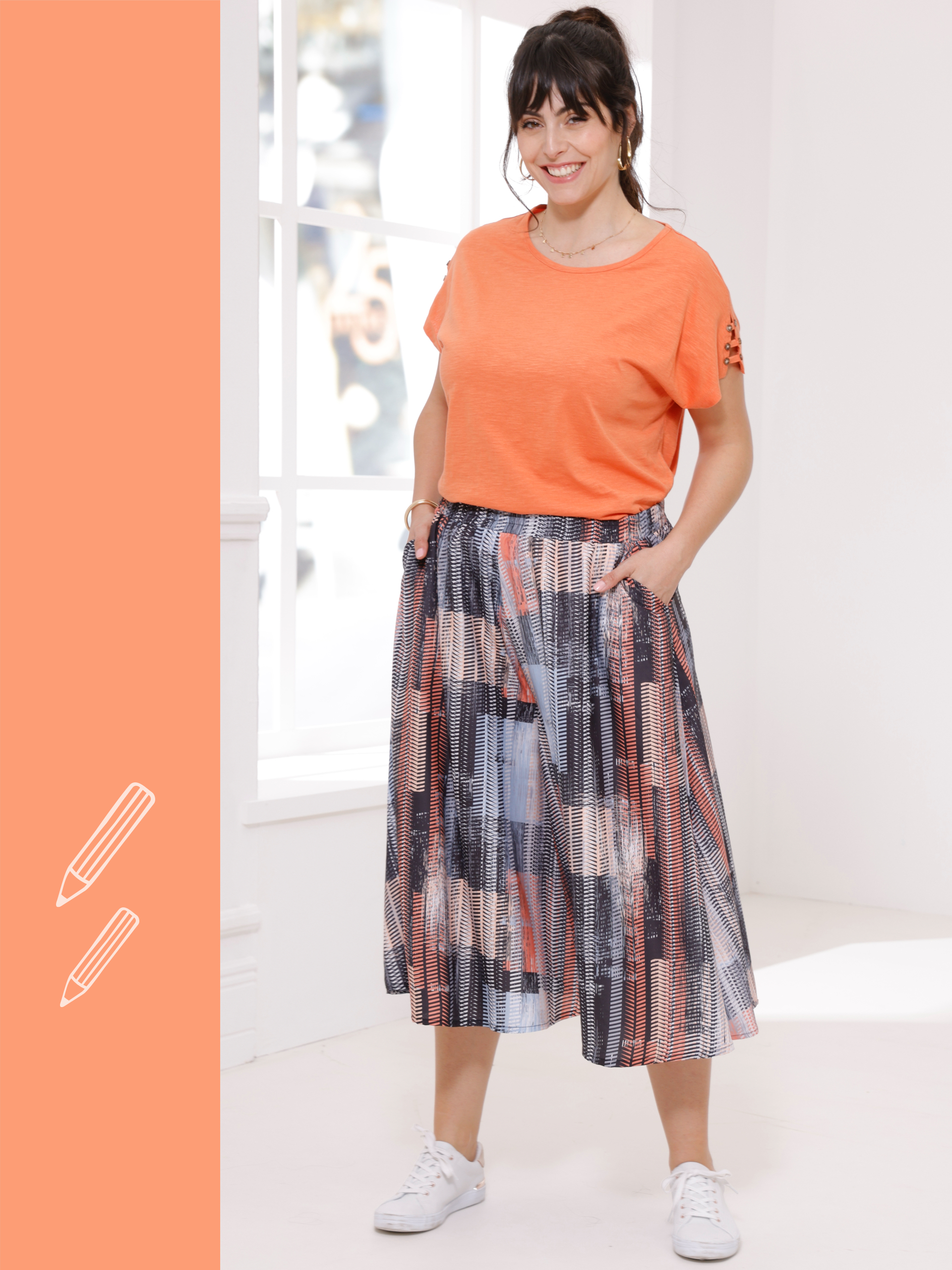 Frau mit buntem Rock und orangem Shirt