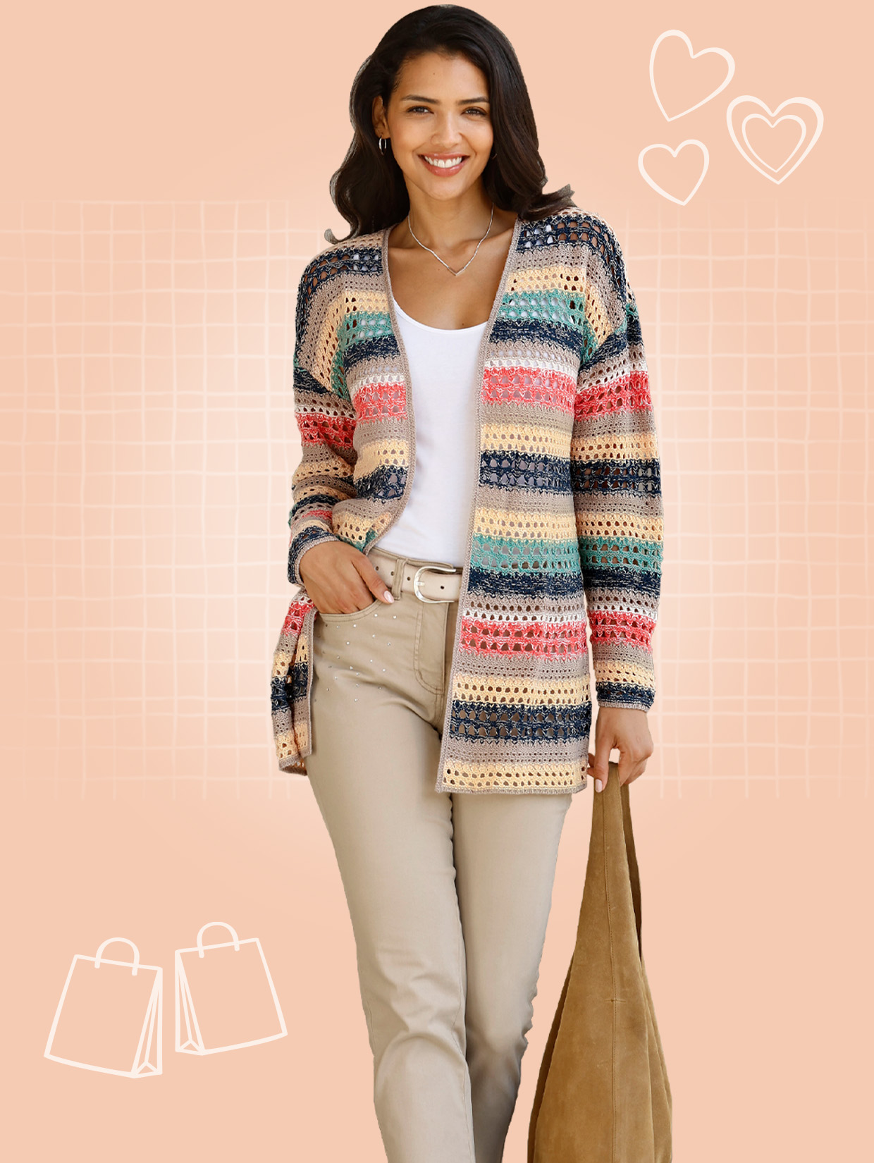 Model má na sobě barevný pletený svetr přes bílé tílko, béžové kalhoty a drží hnědou tašku na světlém pozadí.
