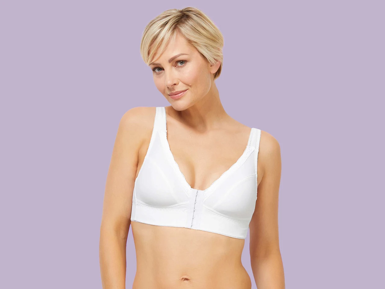 Witte zachte bh zonder beugel met brede schouderbanden, gedragen op een paarse achtergrond.