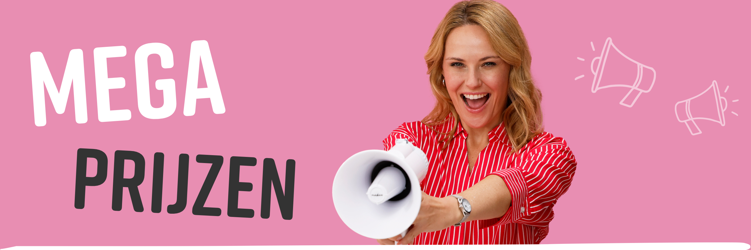 Een model met lang blond haar houdt een megafoon vast voor een roze achtergrond. Tekst: 'MEGA PRIJZEN'.