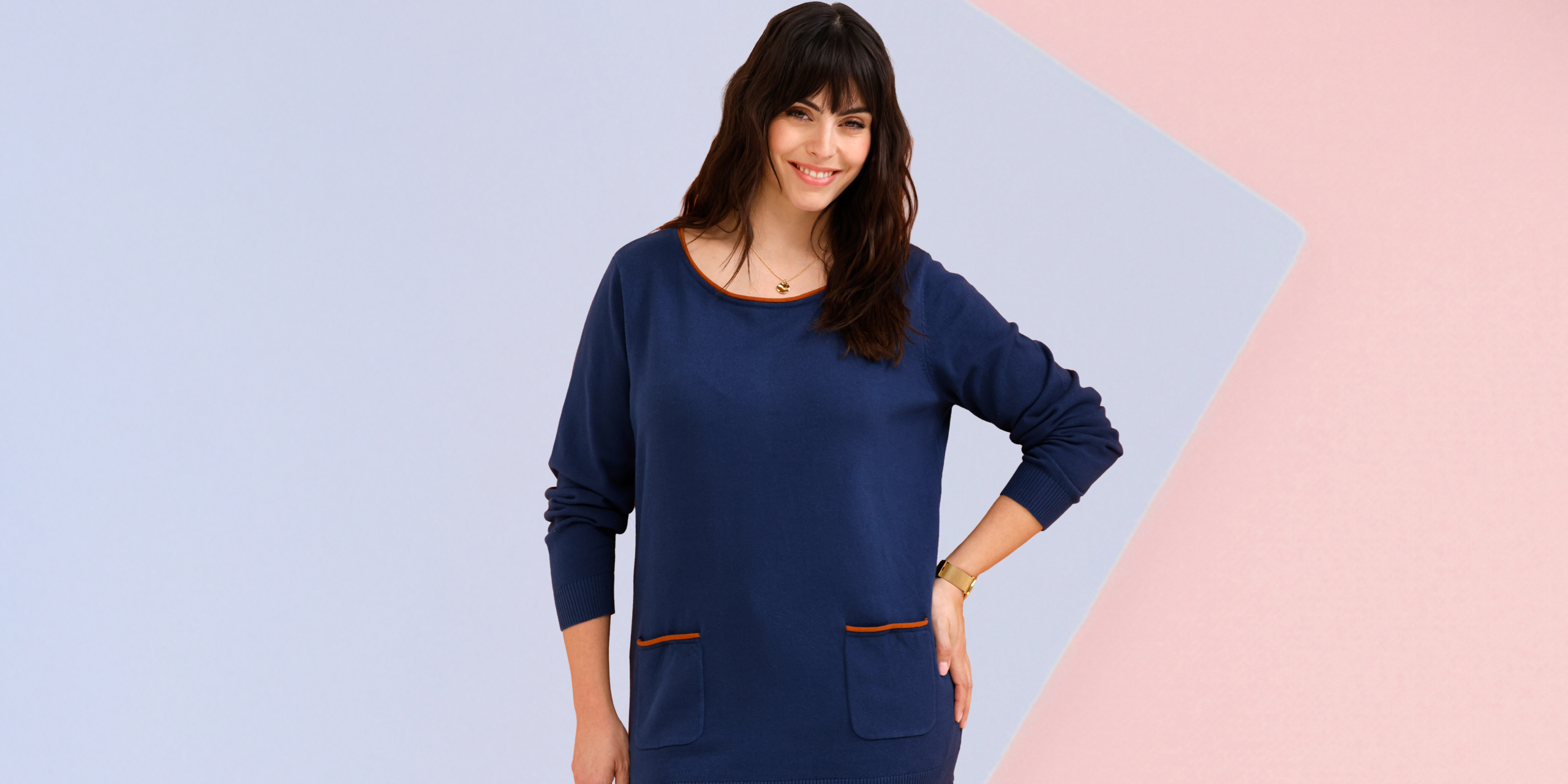 Twee modellen voor een oranje-witte achtergrond. Links een blauw shirt met zakken, rechts een oranje-zwart patroon vest.