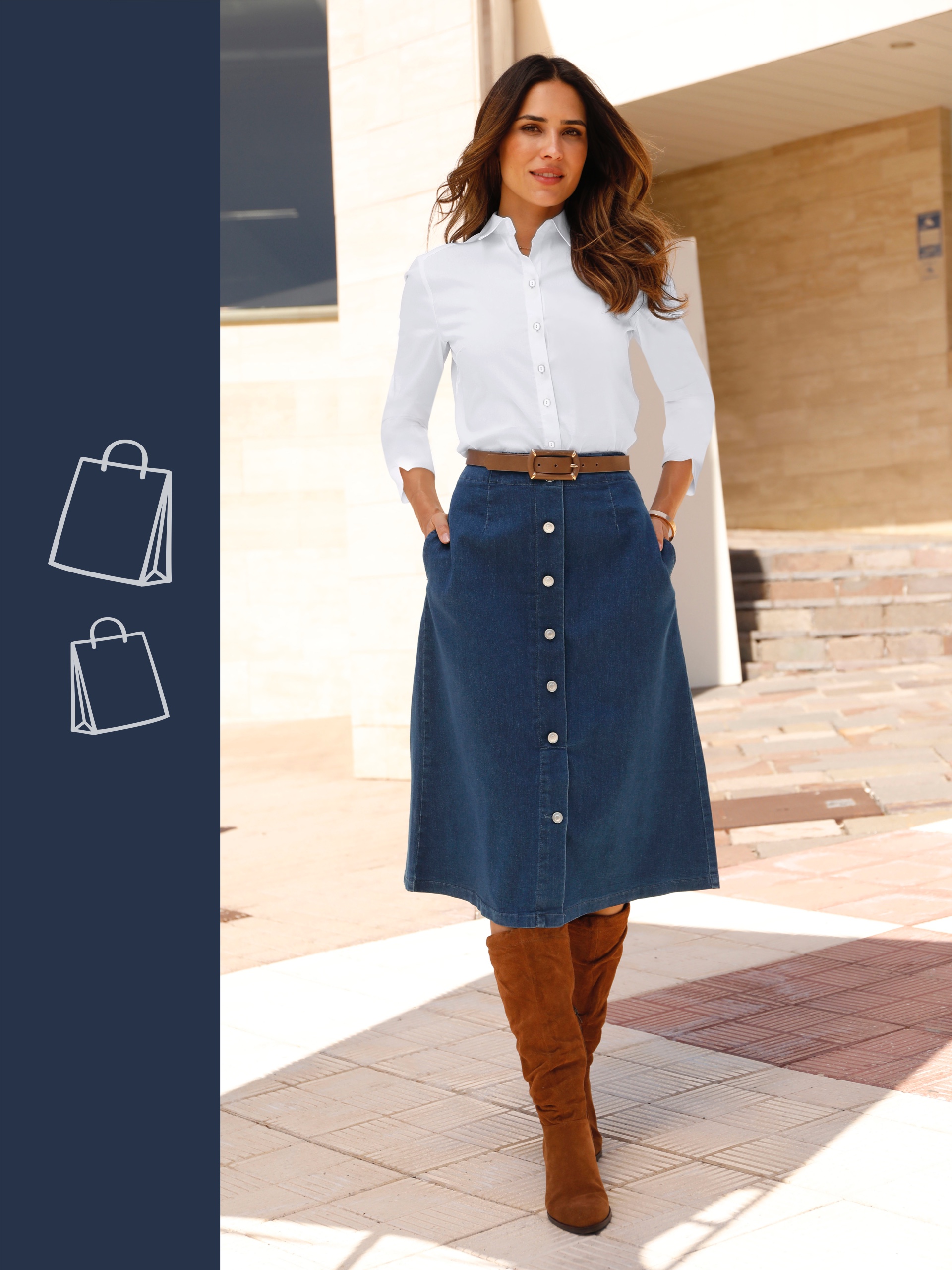 Ein Model trägt ein weißes Hemd mit einer blauen Jeansrock und braunen Stiefeln. Der Hintergrund ist hell und modern.