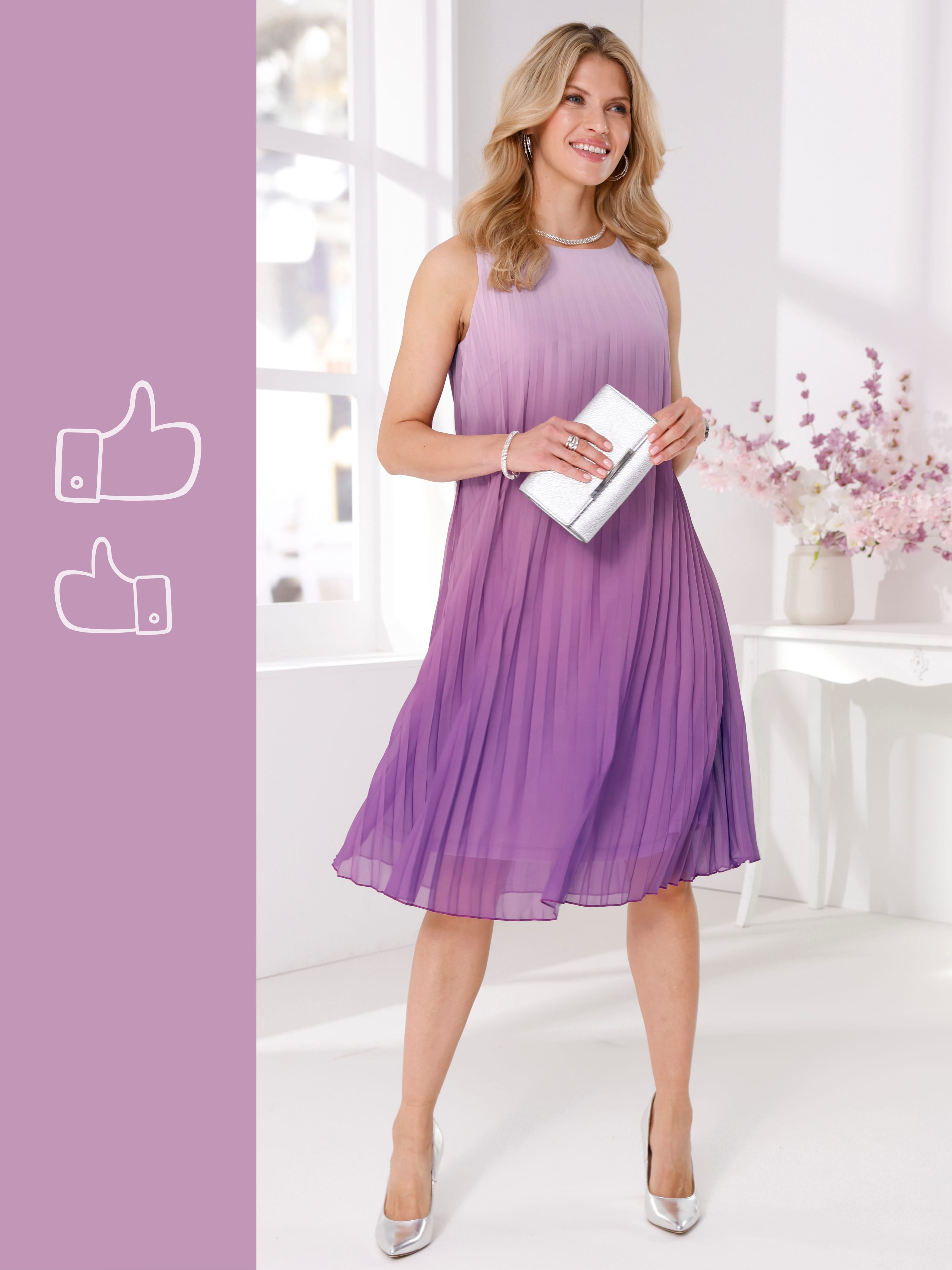 Ein Model trägt ein ärmelloses, knielanges Kleid in lila Farbverlauf und silberne Schuhe, hält eine weiße Clutch.