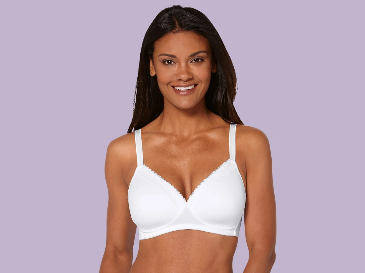Witte bh zonder beugel met verstelbare schouderbanden en kanten details, gepresenteerd op een paarse achtergrond.