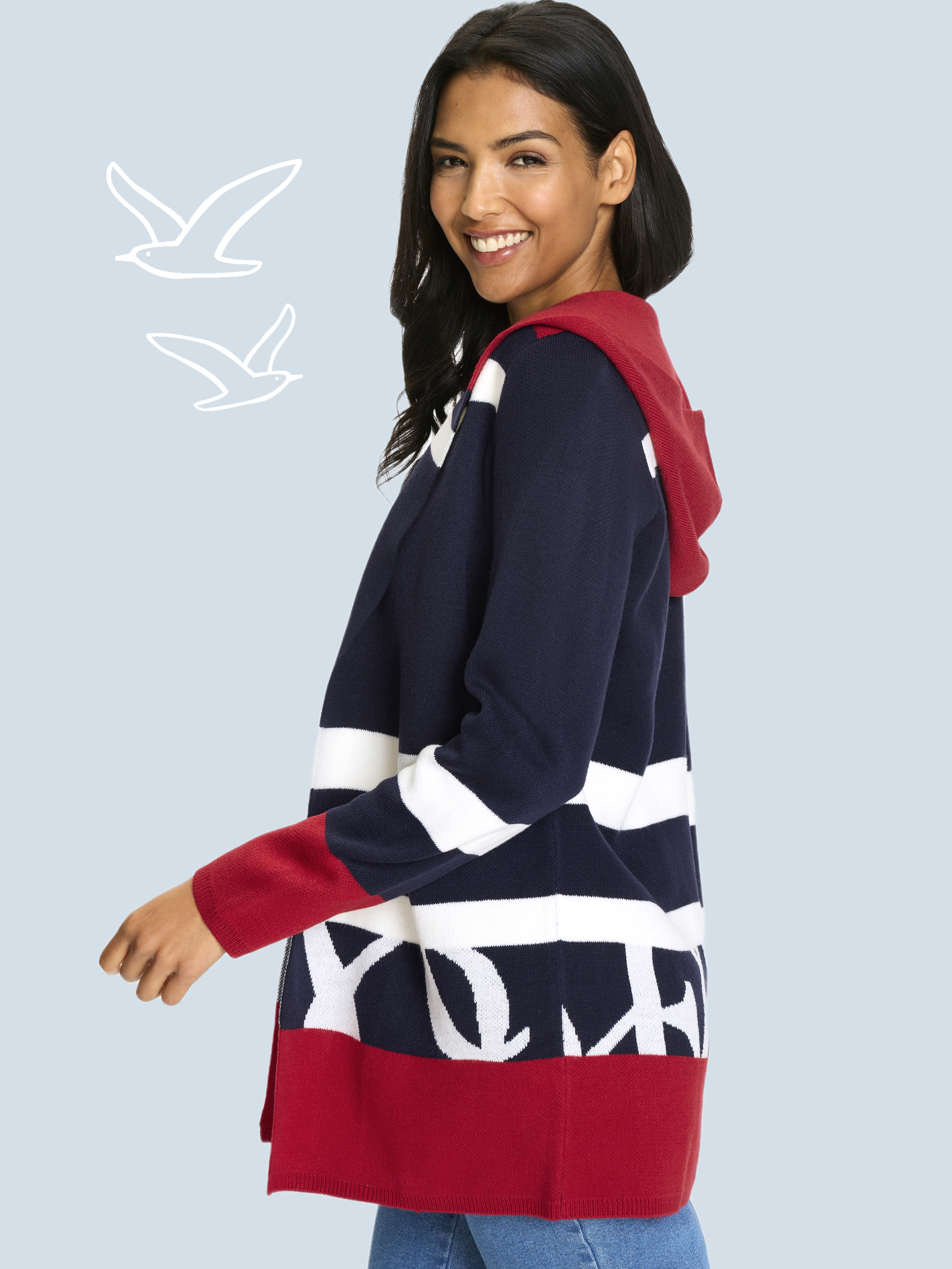  Kapucňová mikina so širokými pruhmi v tmavomodrej, bielej a červenej farbe je zobrazená z profilu.