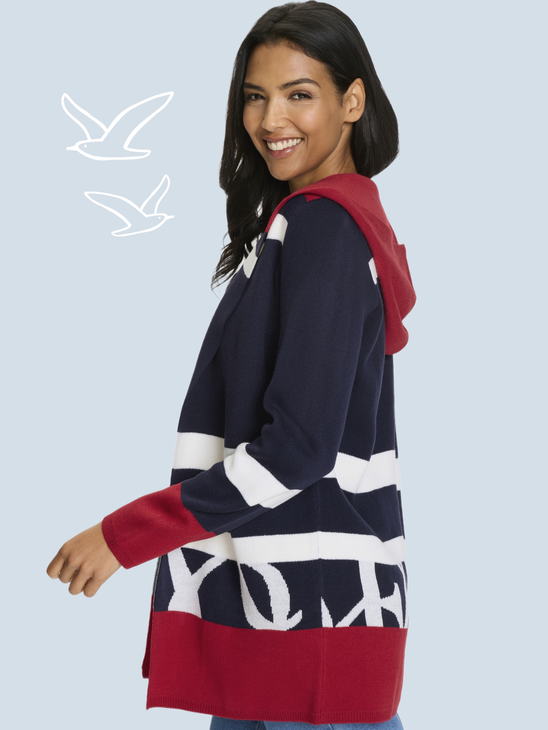 Ein Kapuzenpullover mit breiten Streifen in Dunkelblau, Weiß und Rot wird von einem Model seitlich getragen.