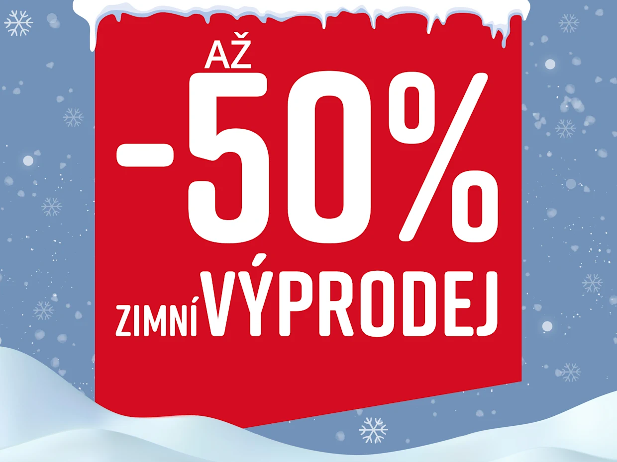 Červená cedule s textem 'Až -50 % zimní výprodej' před zimní zasněženou krajinou s vločkami.