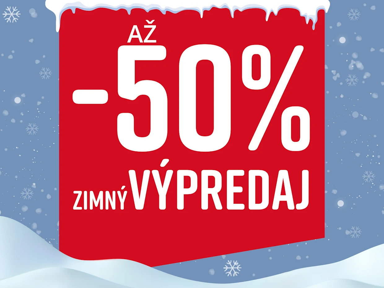 Červená tabuľa s textom 'Až -50 % zimný výpredaj' pred zimnou zasneženou krajinou s vločkami.