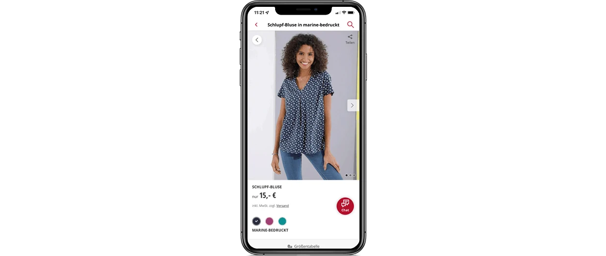 Smartphone-Bildschirm zeigt eine marinebedruckte Schlupf-Bluse mit V-Ausschnitt und kurzen Ärmeln, kombiniert mit blauer Jeans. Preisangabe 15 €. Smartphone-Bildschirm zeigt eine marinebedruckte Schlupf-Bluse mit V-Ausschnitt und kurzen Ärmeln, kombiniert mit blauer Jeans. Preisangabe 15 €.