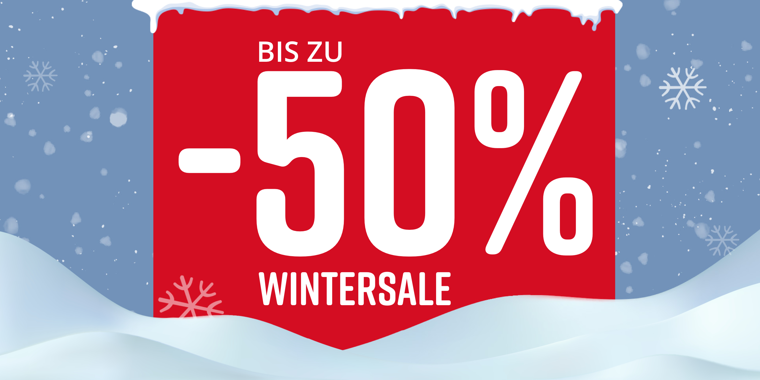 Rotes Schild mit Text 'Bis zu -50% Wintersale' vor winterlicher Schneelandschaft mit Schneeflocken.