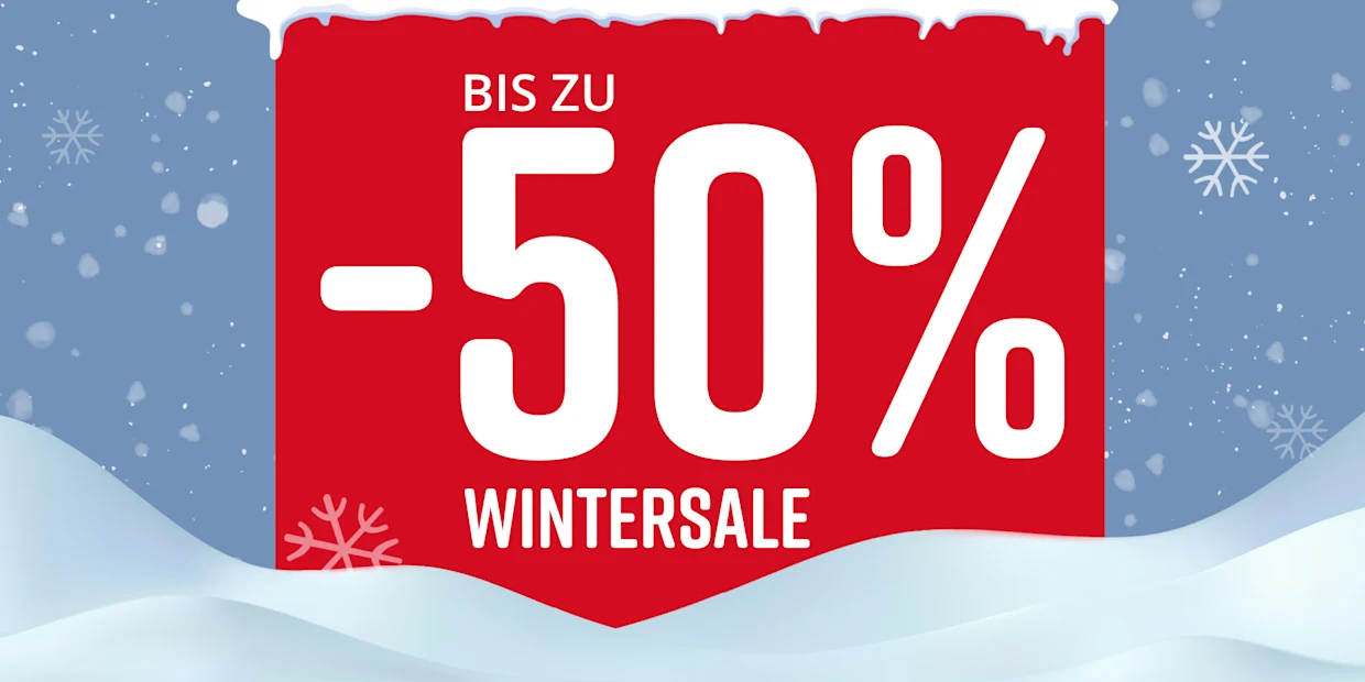 Rotes Schild mit Text 'Bis zu -50% Wintersale' vor winterlicher Schneelandschaft mit Schneeflocken.