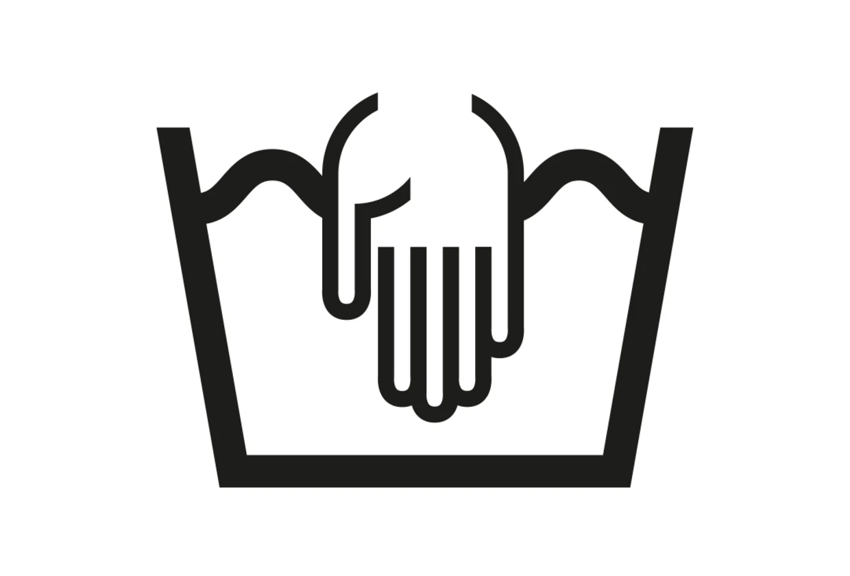 Symbol für Handwäsche: Eine Hand taucht in eine mit Wasser gefüllte Schüssel. Symbol für Handwäsche: Eine Hand taucht in eine mit Wasser gefüllte Schüssel.