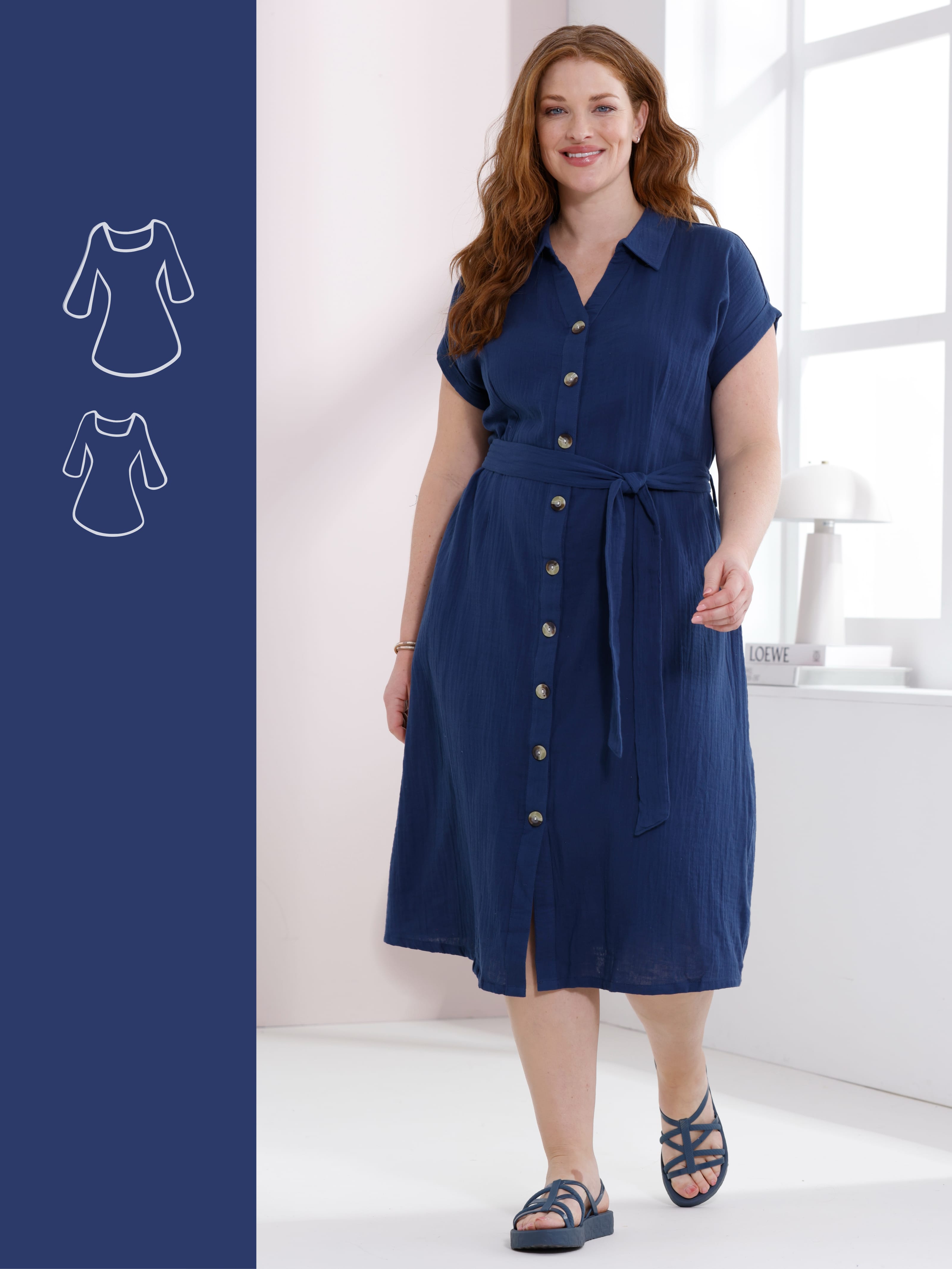 Ein Model trägt ein blaues, knopfgeschlossenes Midikleid mit kurzen Ärmeln und Bindegürtel.