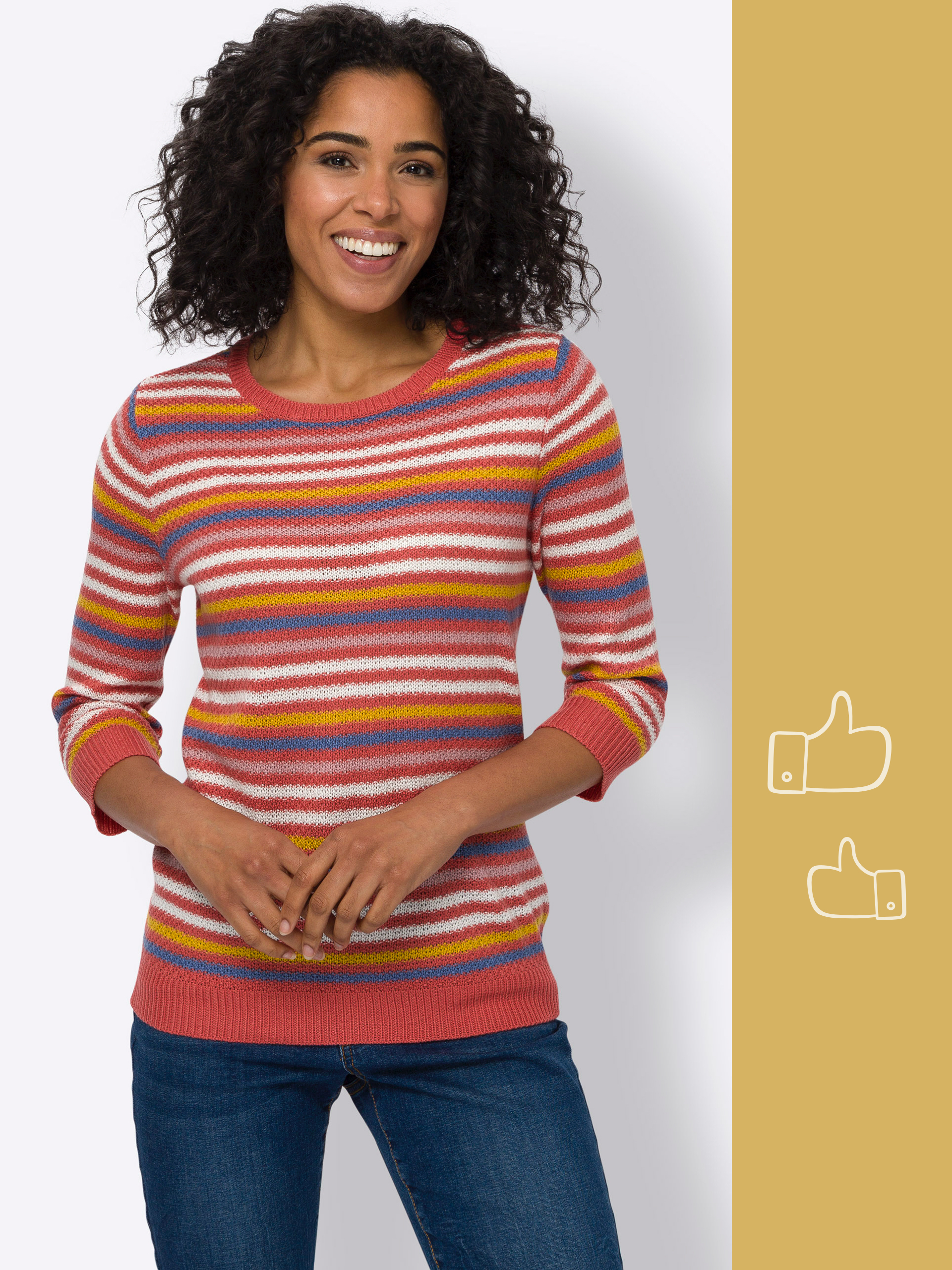 Model má na sebe farebný pruhovaný sveter s tromištvrťovými rukávmi a modré džínsy.
