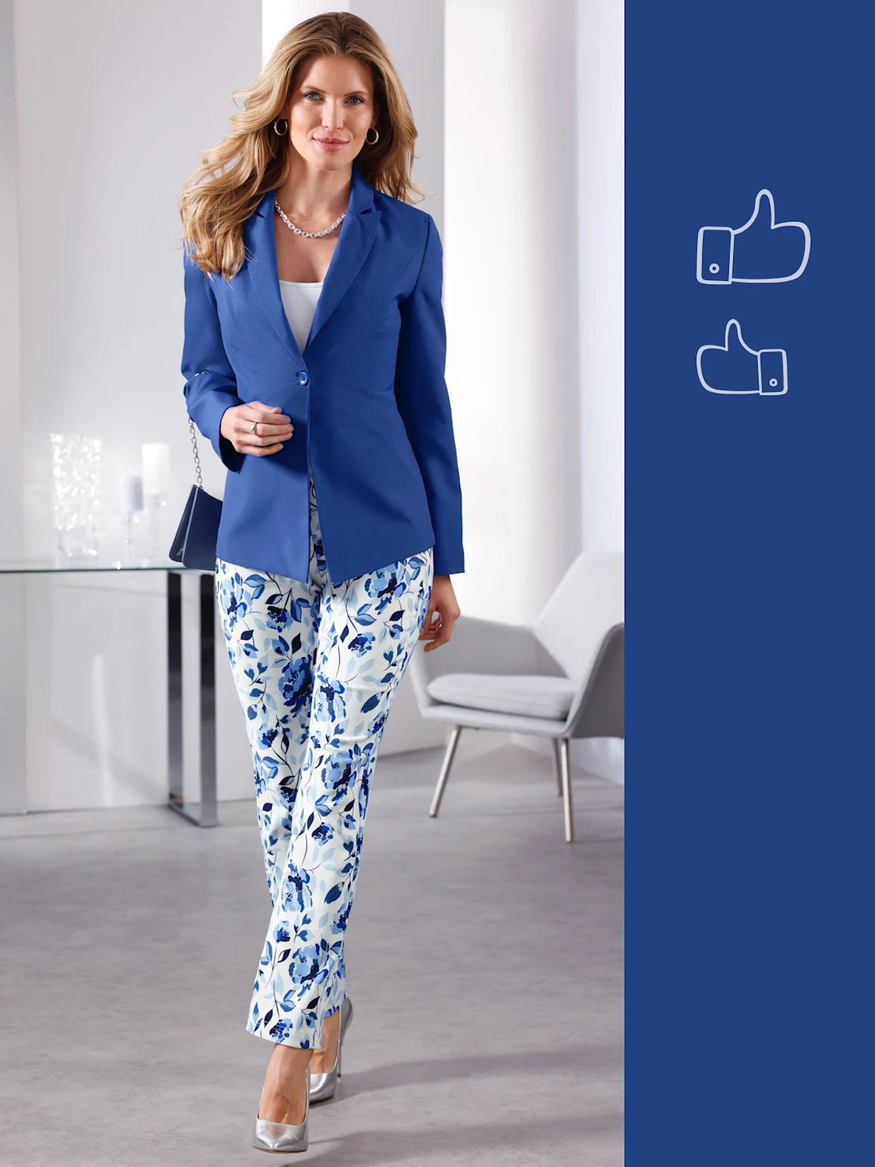 Frau in blauer Bluse und weisser Hose mit Blumenmuster