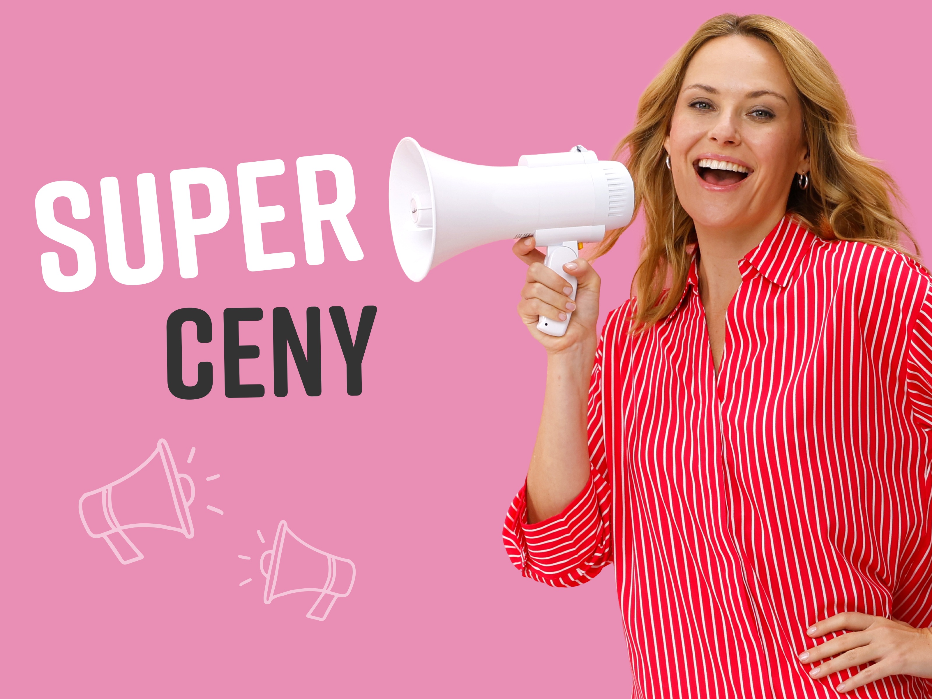 Model v červené košili s bílými pruhy drží před sebou bílé megafon a stojí před růžovým pozadím. Text: SUPER CENY.