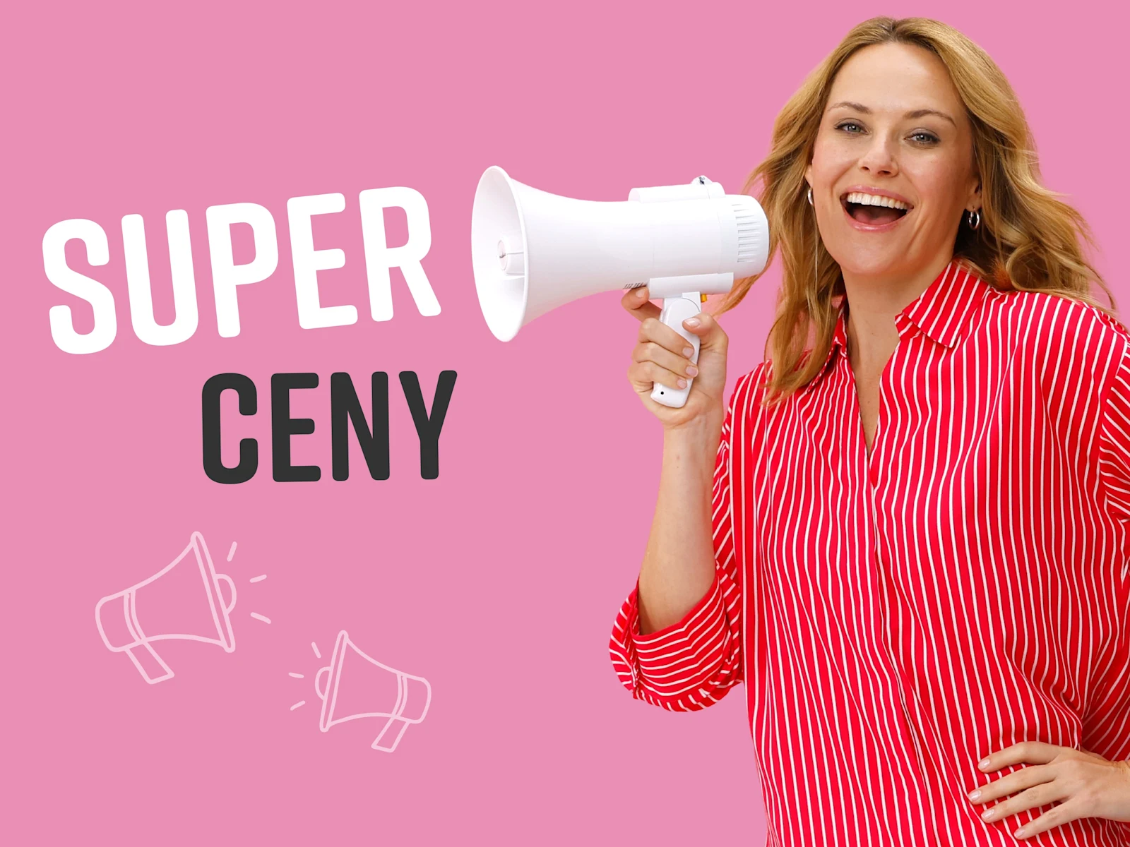 Model v červené košili s bílými pruhy drží před sebou bílé megafon a stojí před růžovým pozadím. Text: SUPER CENY.