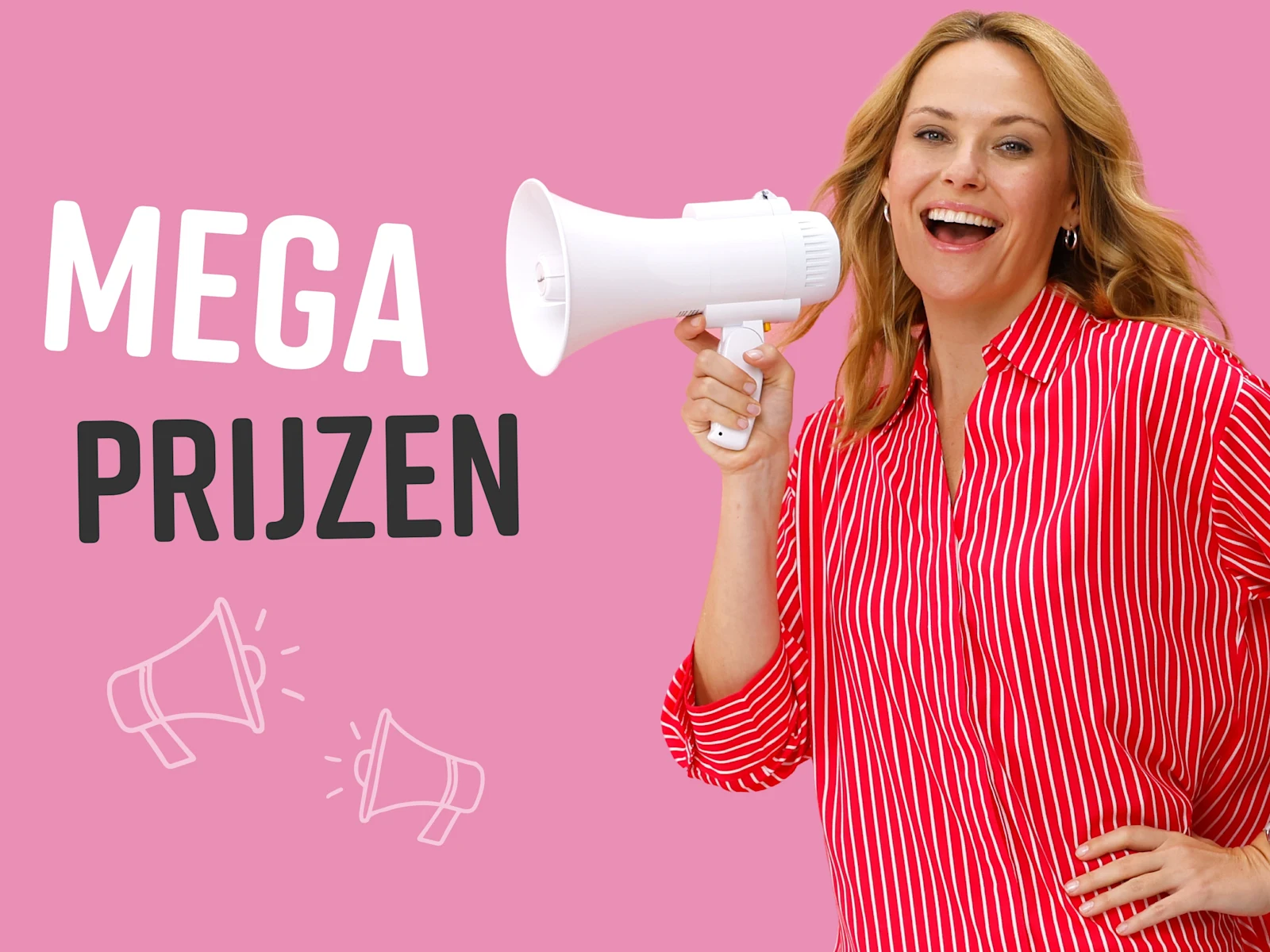 Een model met een rood-wit gestreept overhemd houdt een witte megafoon voor zich en staat voor een roze achtergrond. Tekst: MEGA PRIJZEN.