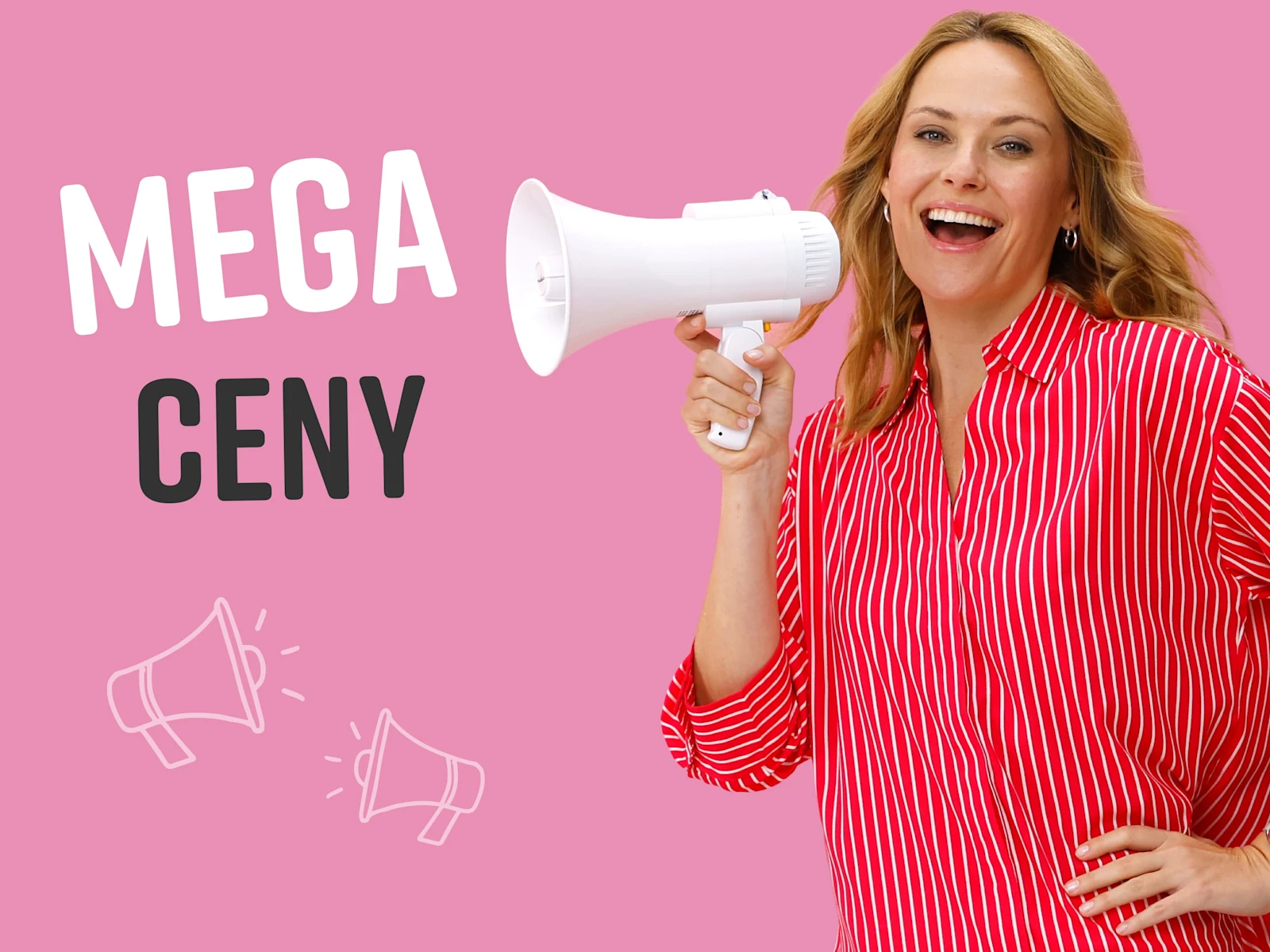 Model v červeno-bielej pruhovanej košeli drží pred sebou biely megafón a stojí pred ružovým pozadím. Text: MEGA CENY.