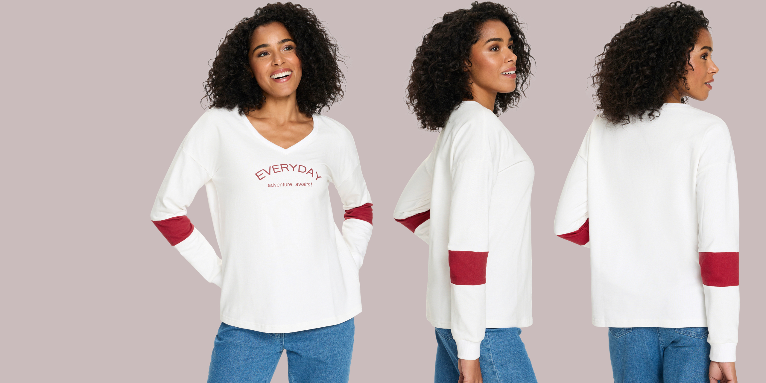 Modelka má na sebe biele tričko s dlhým rukávom a výstrihom do V s červeným nápisom 'EVERYDAY adventure awaits!' a červenými záplatami na lakťoch.
