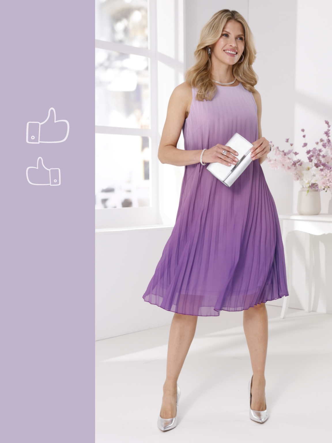 Ein Model trägt ein ärmelloses, plissiertes Kleid in Lila mit Farbverlauf, silberne Pumps und eine silberne Clutch, vor hellem Hintergrund.