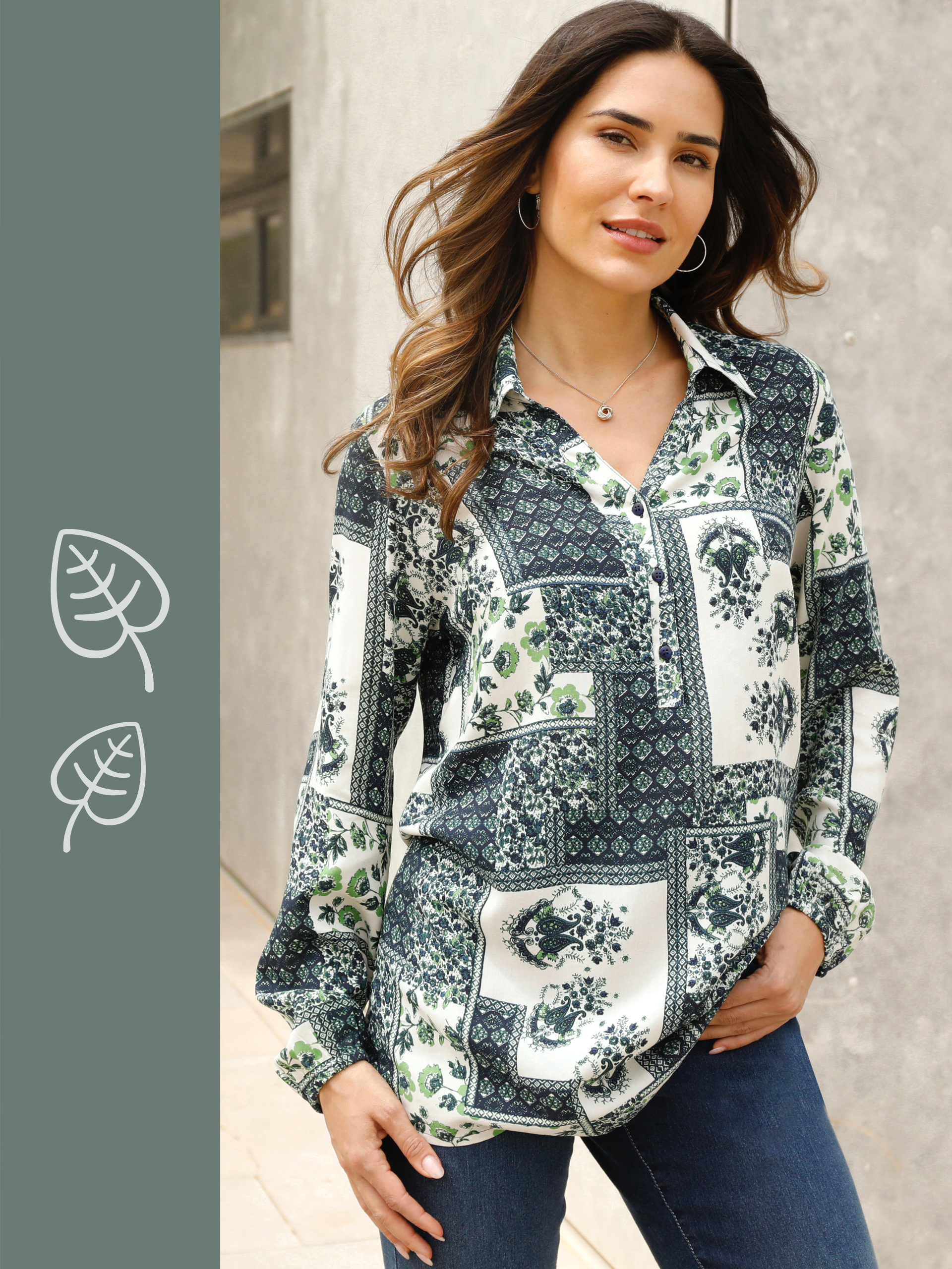 En modell bär en mönstrad blus i gröna och blå nyanser.
