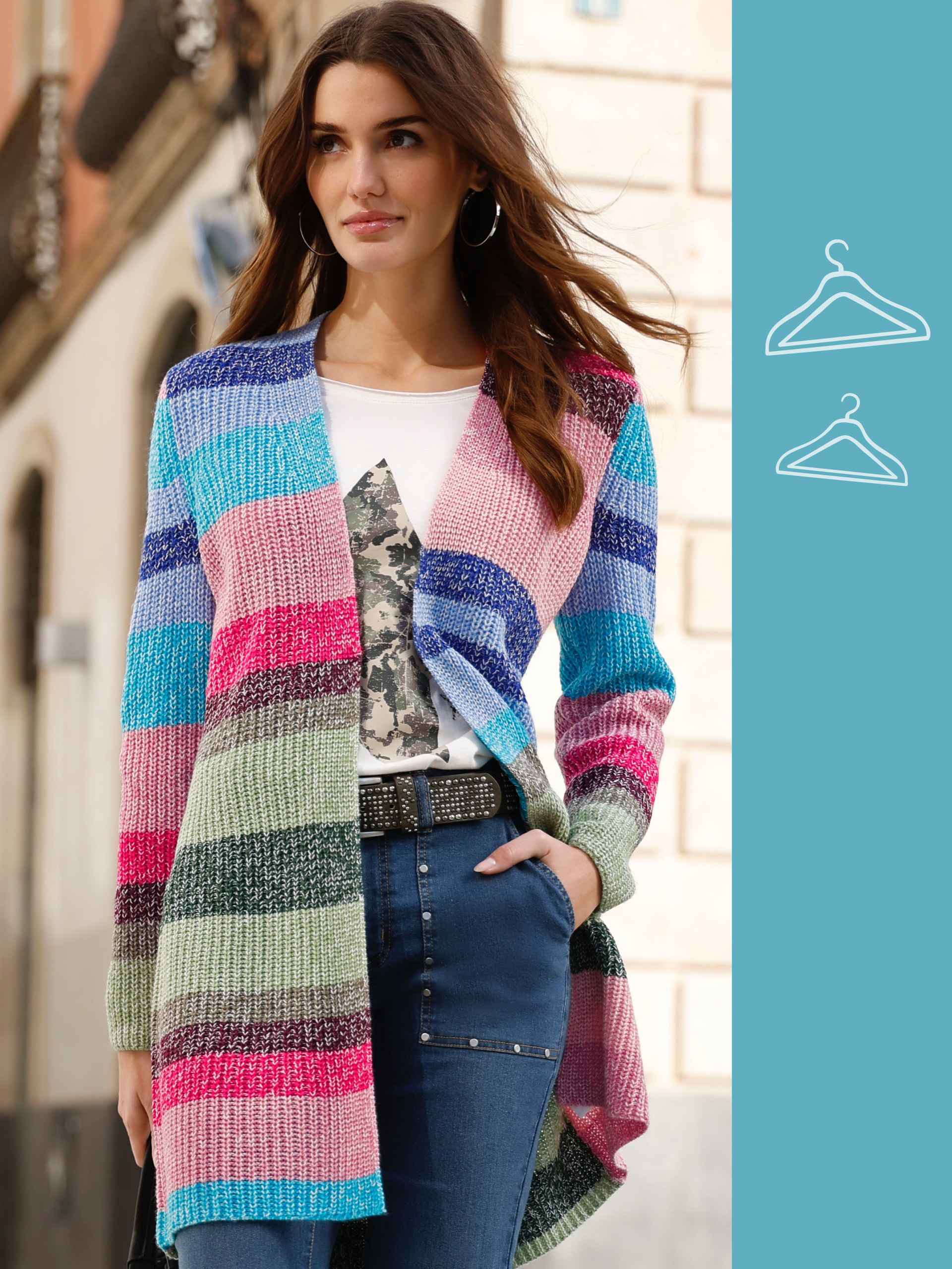 Model má na sebe farebný pruhovaný pletený sveter cez biele tričko s potlačou a modré džínsy.