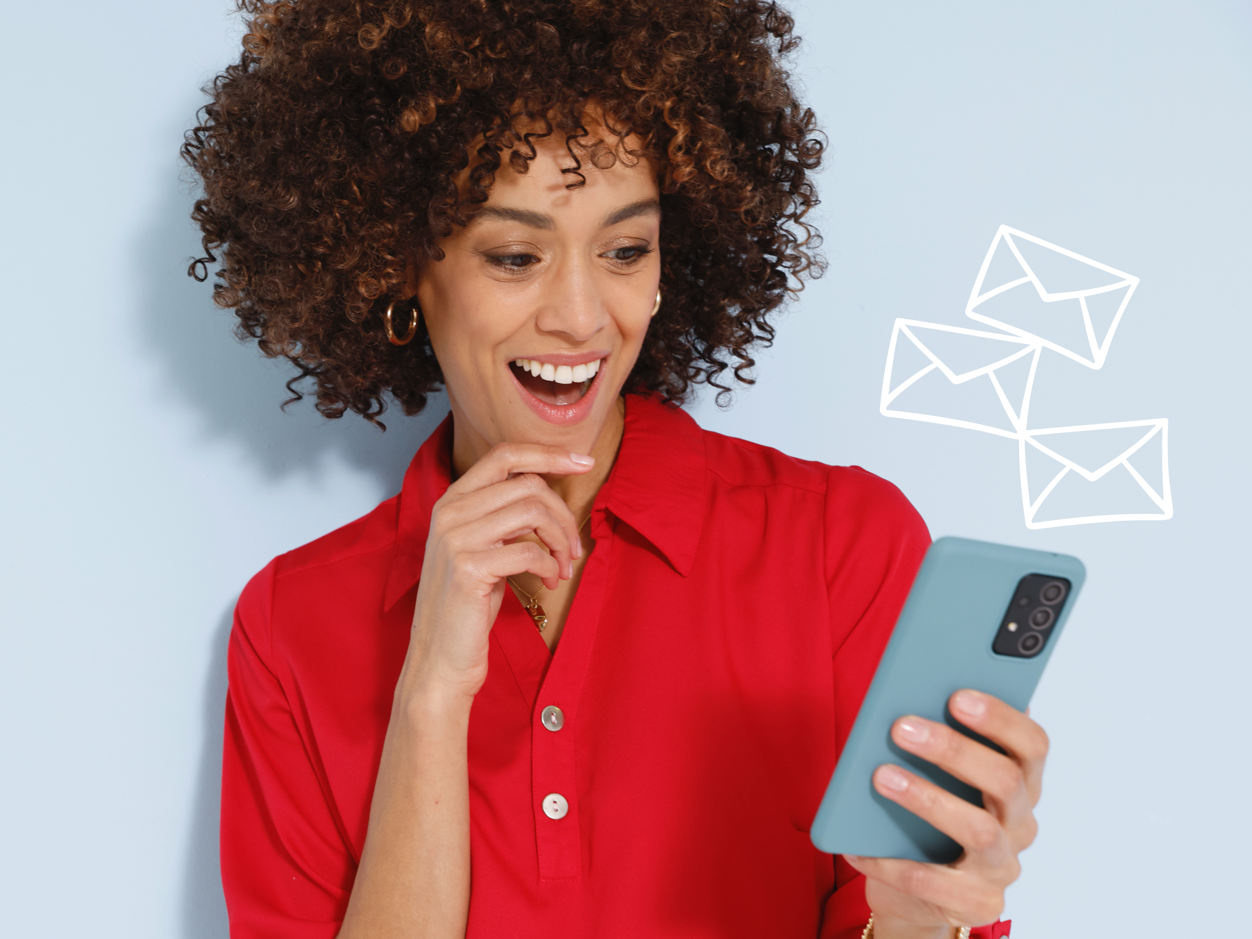 Een model in een rood overhemd houdt een smartphone vast, naast hem zijn drie getekende enveloppen.