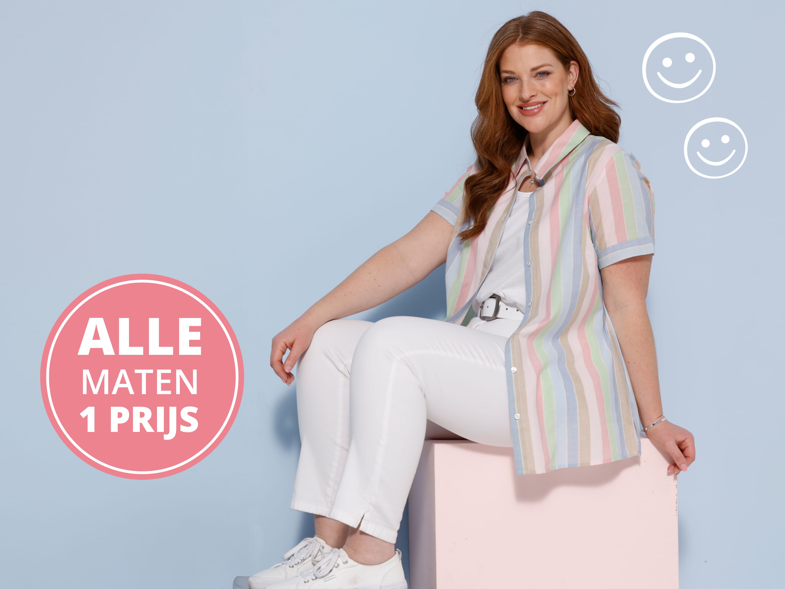 Een model met lang haar draagt een pastelgestreept blouse en witte broek, zit op een roze kubus voor een lichtblauwe achtergrond. Opschrift Alle maten één prijs.