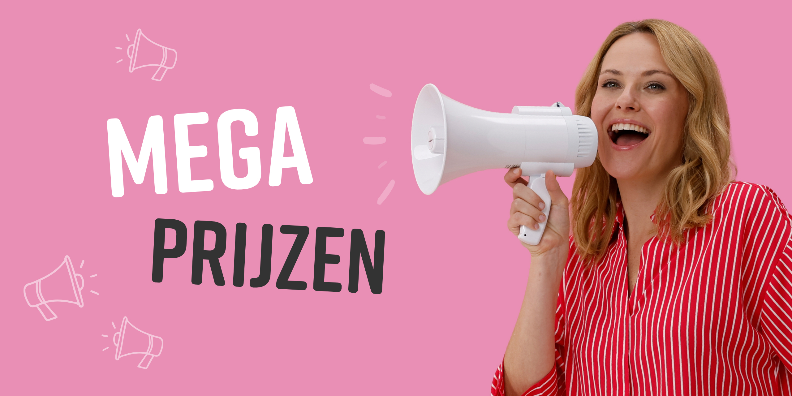 Een model met een rood-wit gestreept overhemd houdt een witte megafoon vast voor een roze achtergrond.