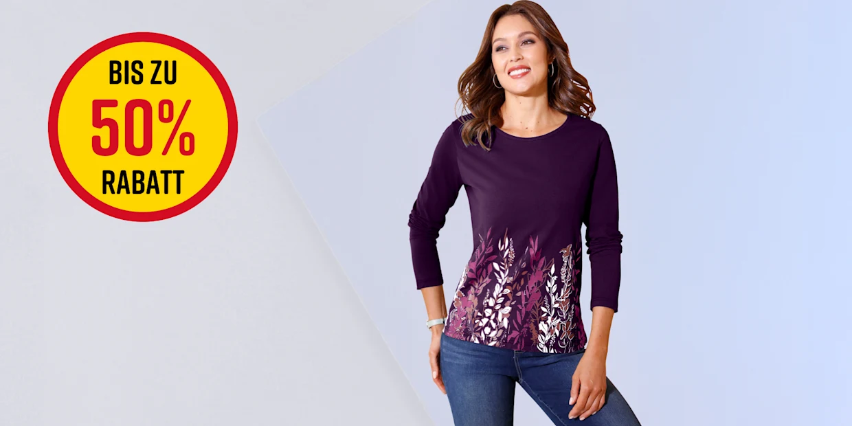 Ein Model trägt ein langärmeliges, dunkelviolettes Shirt mit floralem Muster, daneben ein großer Rabattsticker bis zu 50%.