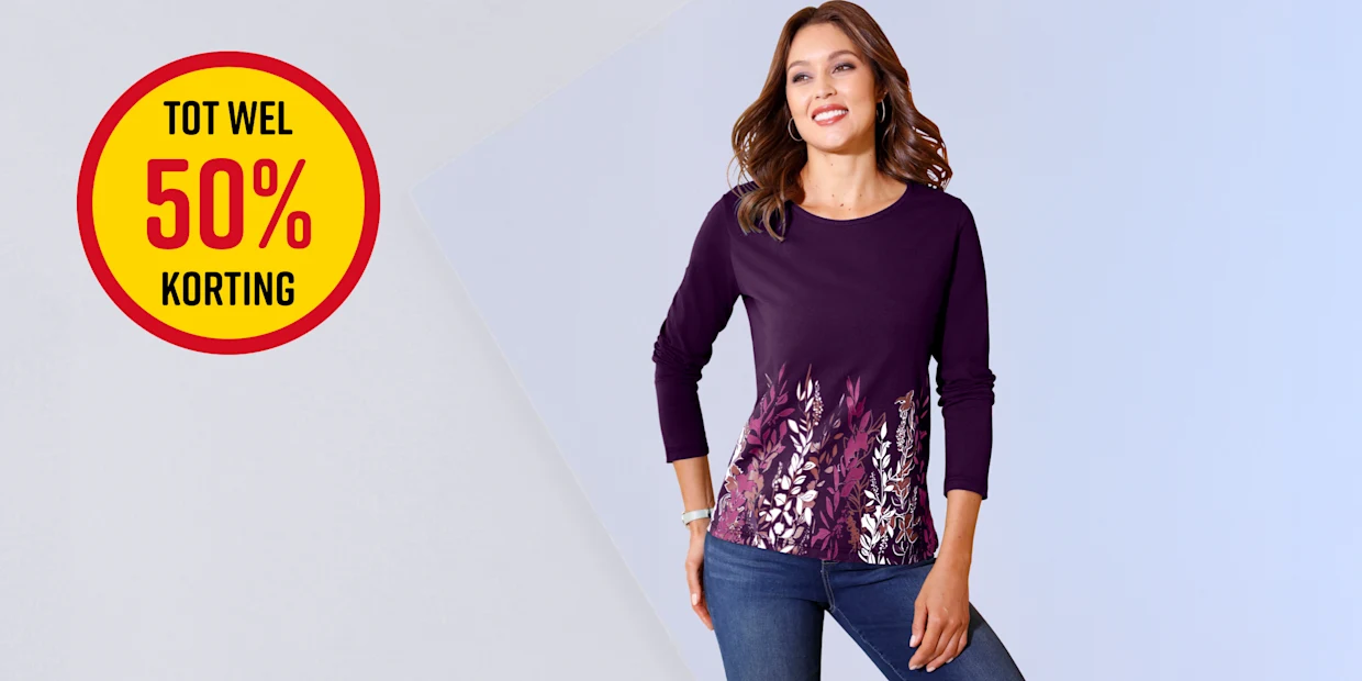 Een model draagt een donkerpaars shirt met lange mouwen en bloemenprint, daarnaast een grote kortingssticker tot 50%.