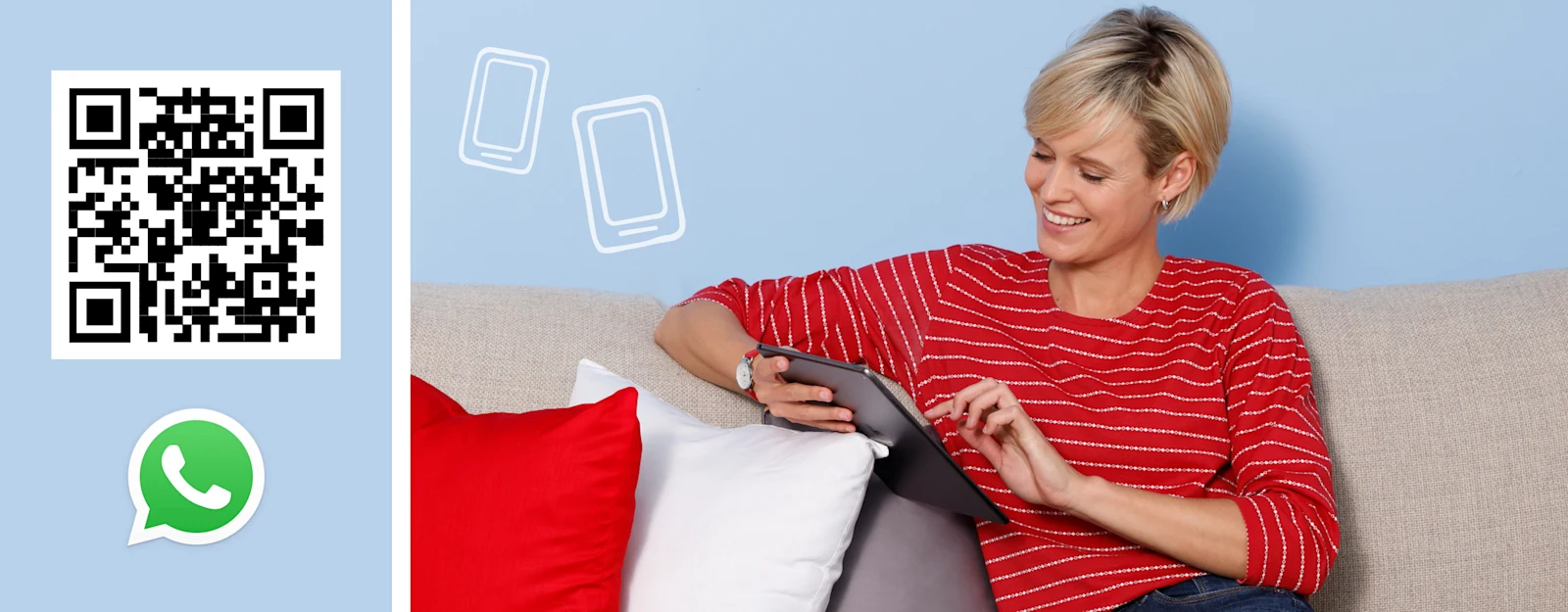 Frau in rotem gestreiften Pullover sitzt auf einem Sofa, nutzt ein Tablet; links im Bild sind ein QR-Code, ein WhatsApp-Logo und stilisierte Smartphone-Icons zu sehen. Frau in rotem gestreiften Pullover sitzt auf einem Sofa, nutzt ein Tablet; links im Bild sind ein QR-Code, ein WhatsApp-Logo und stilisierte Smartphone-Icons zu sehen.