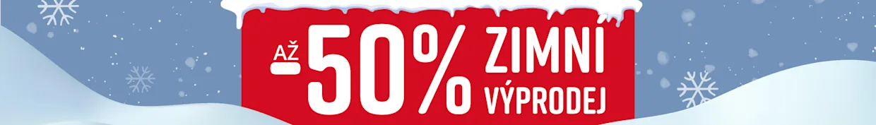 Červená cedule s textem 'Až -50 % zimní výprodej' před zimní zasněženou krajinou s vločkami.