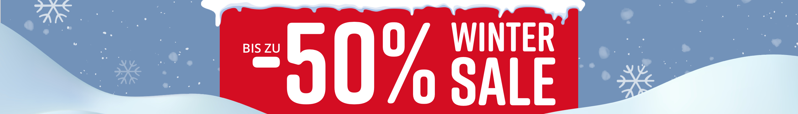 Rotes Schild mit Text 'Bis zu -50% Wintersale' vor winterlicher Schneelandschaft mit Schneeflocken.