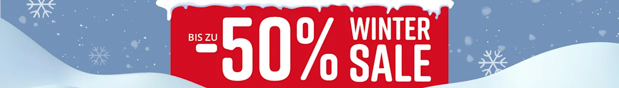 Rotes Schild mit Text 'Bis zu -50% Wintersale' vor winterlicher Schneelandschaft mit Schneeflocken.
