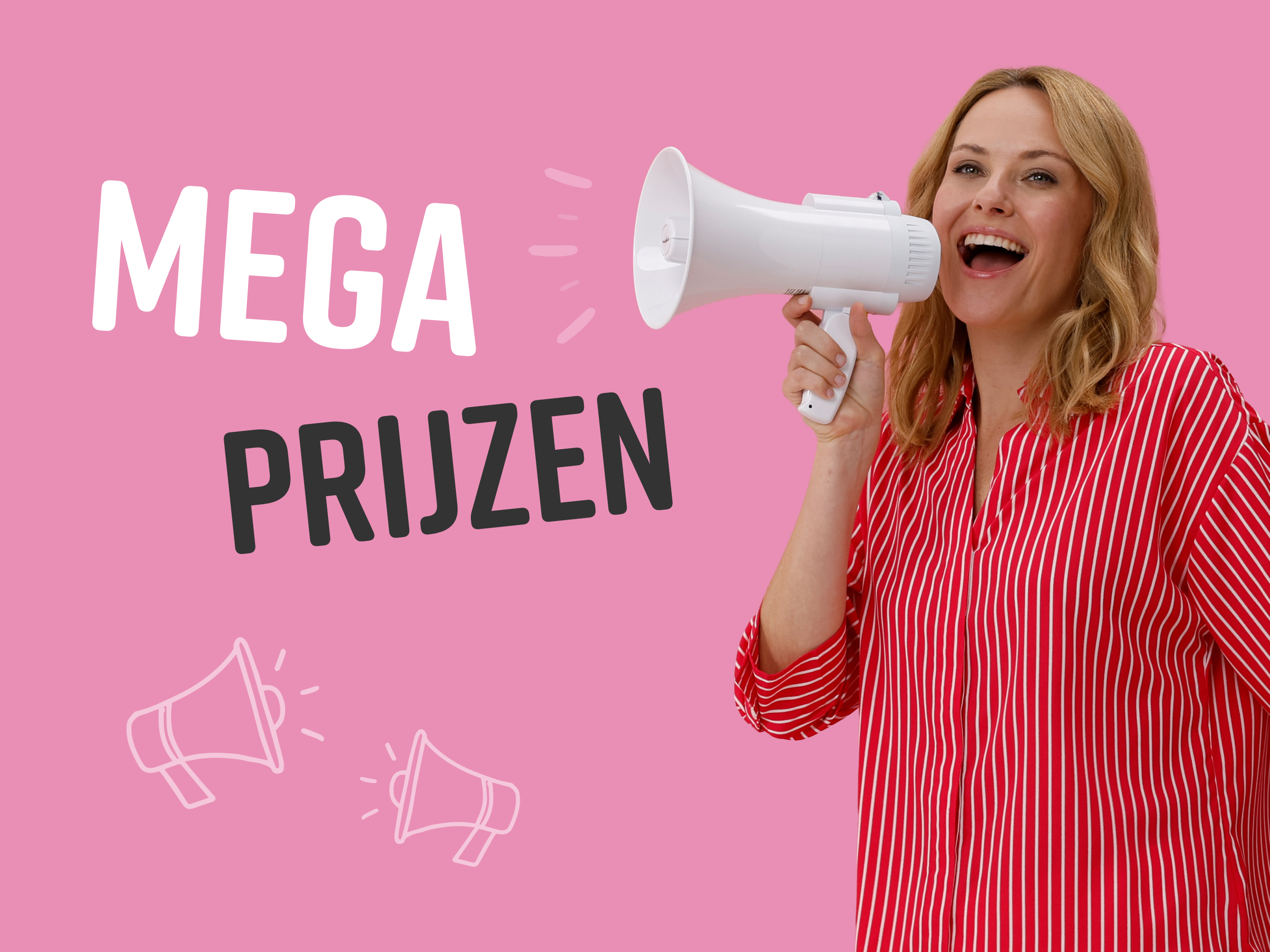 Een model met een rood-wit gestreept overhemd houdt een witte megafoon vast voor een roze achtergrond.