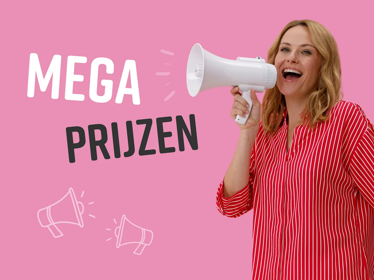 Een model met een rood-wit gestreept overhemd houdt een witte megafoon vast voor een roze achtergrond.