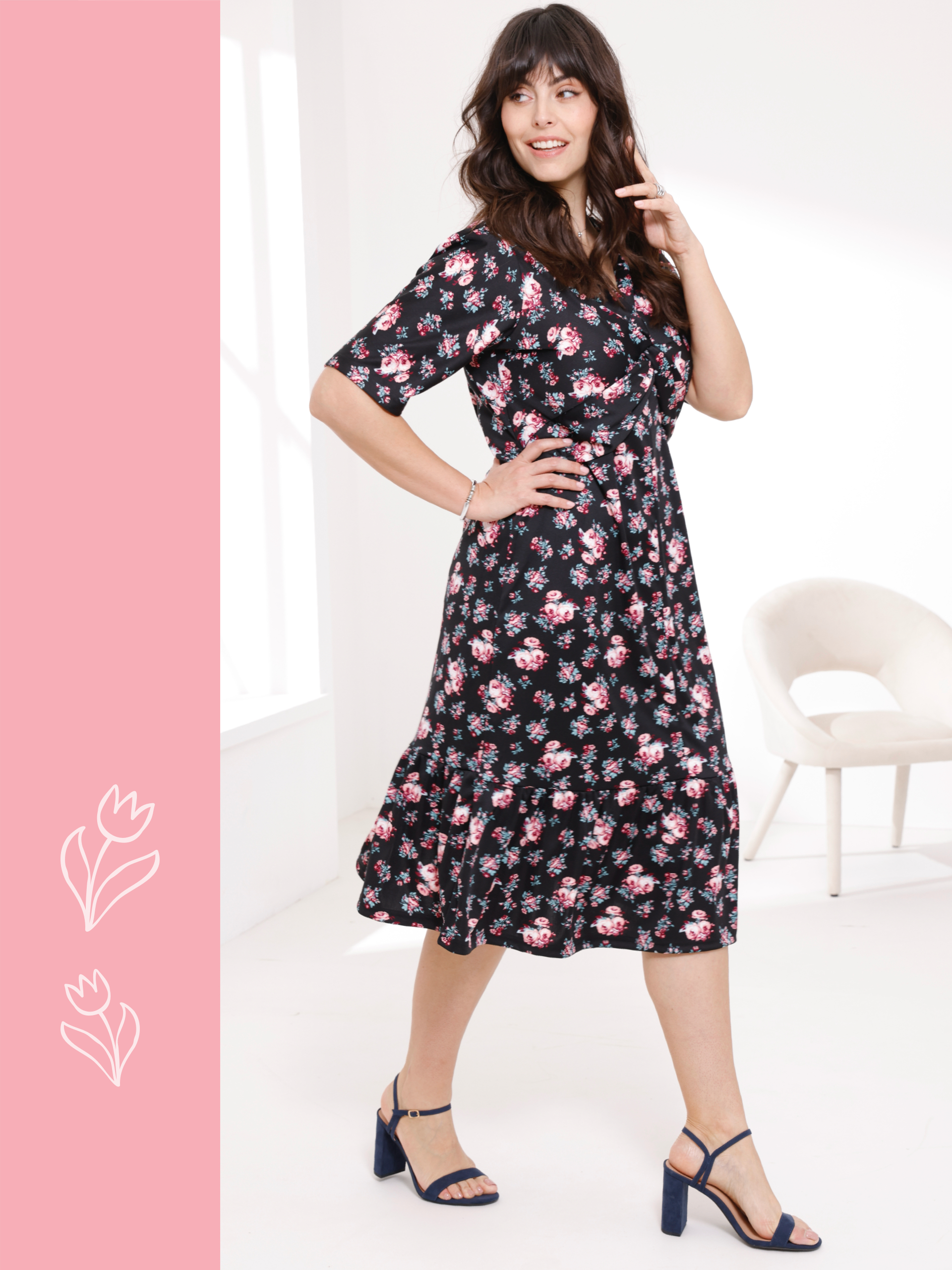 Frau in schwarzem Kleid bedruckt mit rosa Blumen