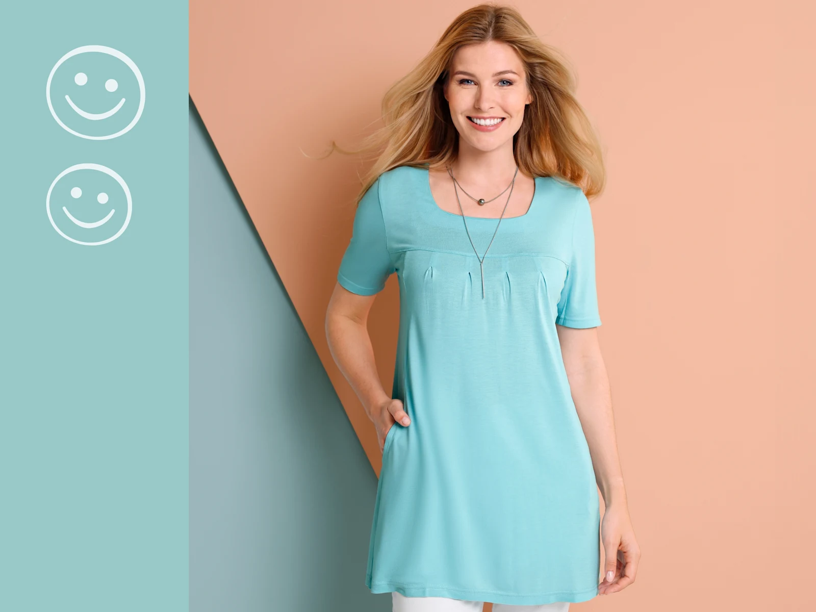 Turkos tunika med korta ärmar och veckdetaljer, mot en bakgrund i blått och persikofärg.