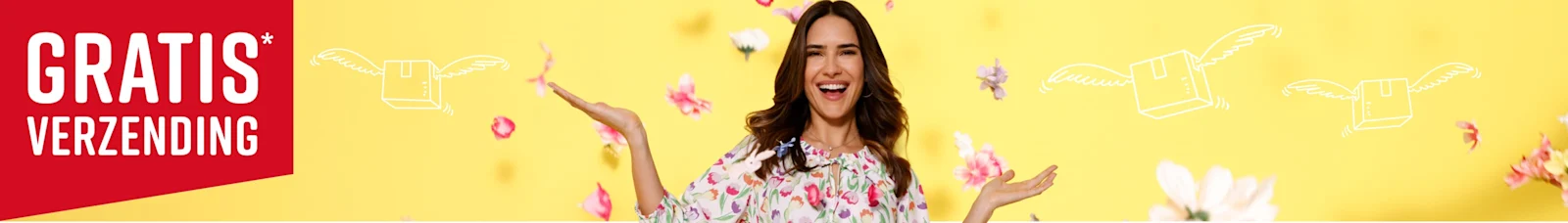 Een model in een gebloemde blouse houdt beide handen zijwaarts op voor een gele achtergrond. Kleurrijke bloemblaadjes en kleine witte pakketten met vleugels zweven om haar heen. Tekst in de afbeelding: 'GRATIS VERZENDING'.