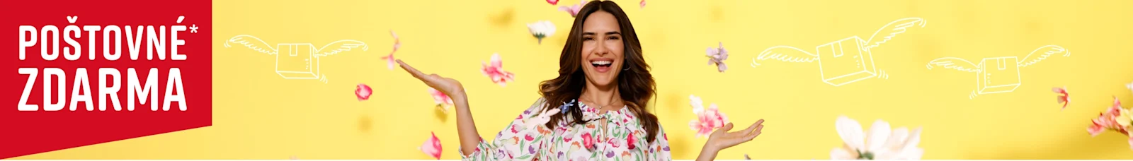 Model v květované blůze drží obě ruce do stran na žlutém pozadí. Barevné okvětní lístky a malé bílé balíčky s křídly kolem ní létají. Text na obrázku: 'Poštovné zdarma'.